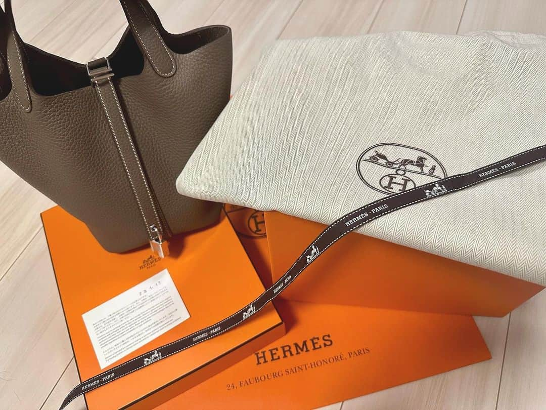 藤森里穂のインスタグラム：「. 最高のHERMESデビューさせていただきました🐴🍊  #hermes #hermès #エルメス #ピコタン #ピコタンロック #ピコタン18 #ピコタンpm #エトゥープシルバー金具」