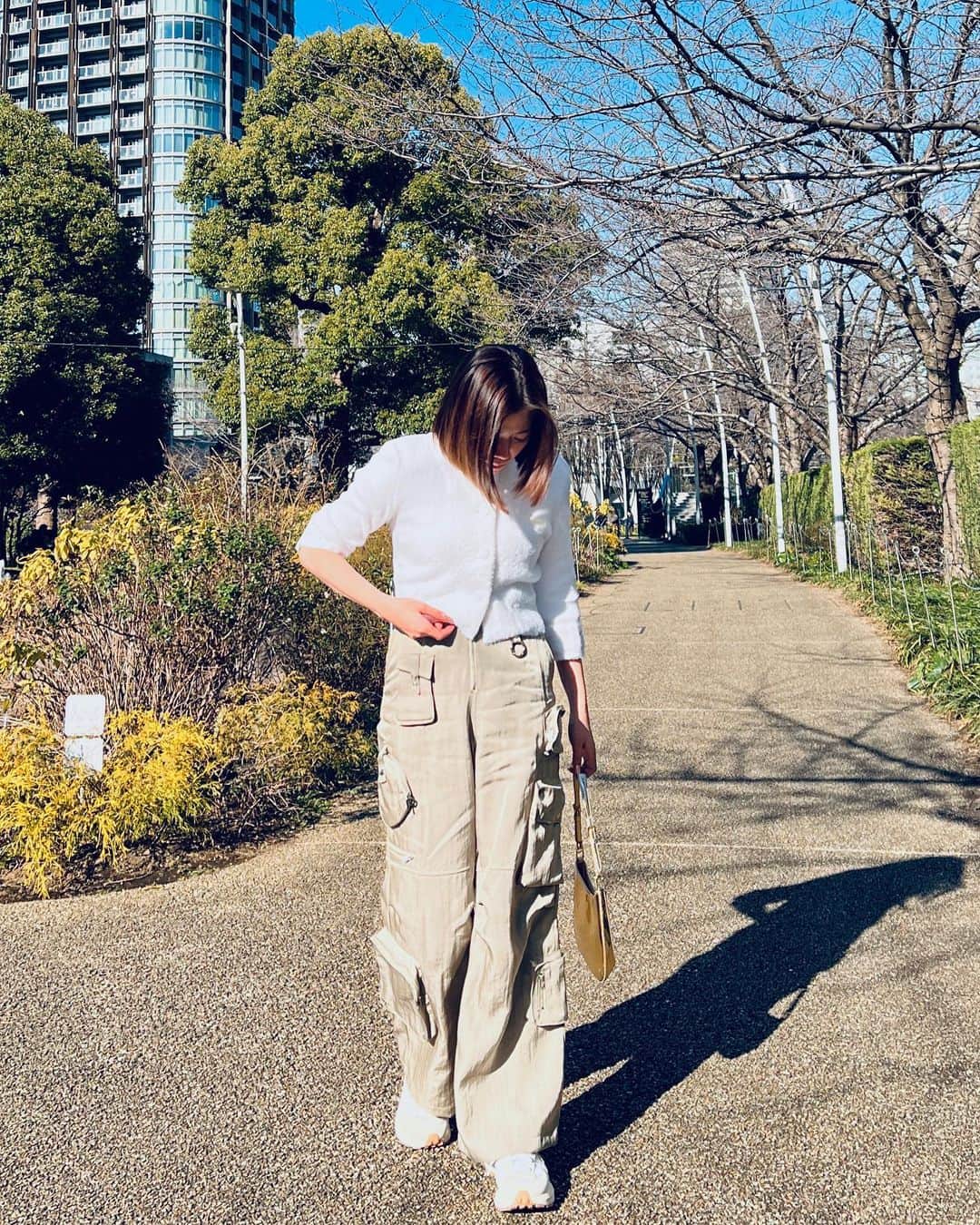 山脇道子のインスタグラム：「トレンドのカーゴパンツも カジュアル過ぎずに着られるのは このシャリっとした光沢と絶妙なカラーだから🍃  フワフワした白ニットとピカピカゴールドバッグで 合わせてみました🌱  Pt @prankproject_official  knit @coperni  bag @prada  shoes @sacaiofficial x @nike」