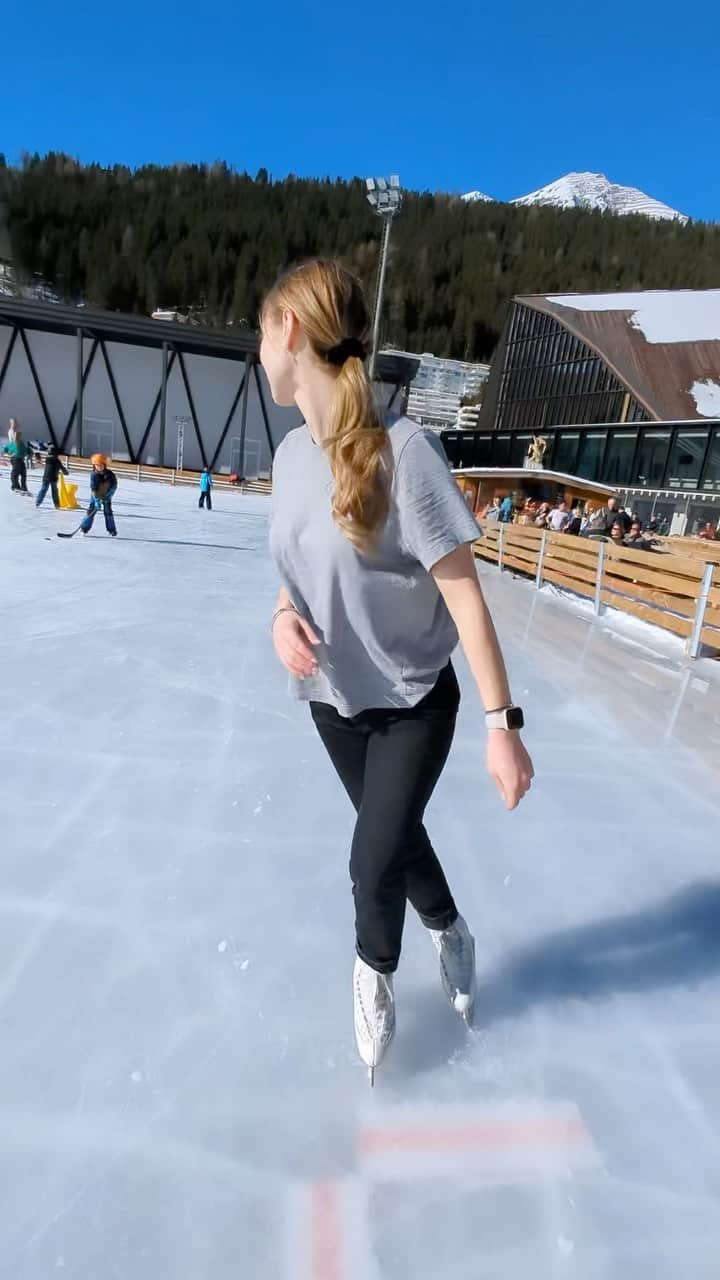 アンゲリーナ・クチヴァルスカのインスタグラム：「Great memories from Davos 😍❤️ @artonicemagic   ⛸️: @edeaskates @johnwilsonblades」