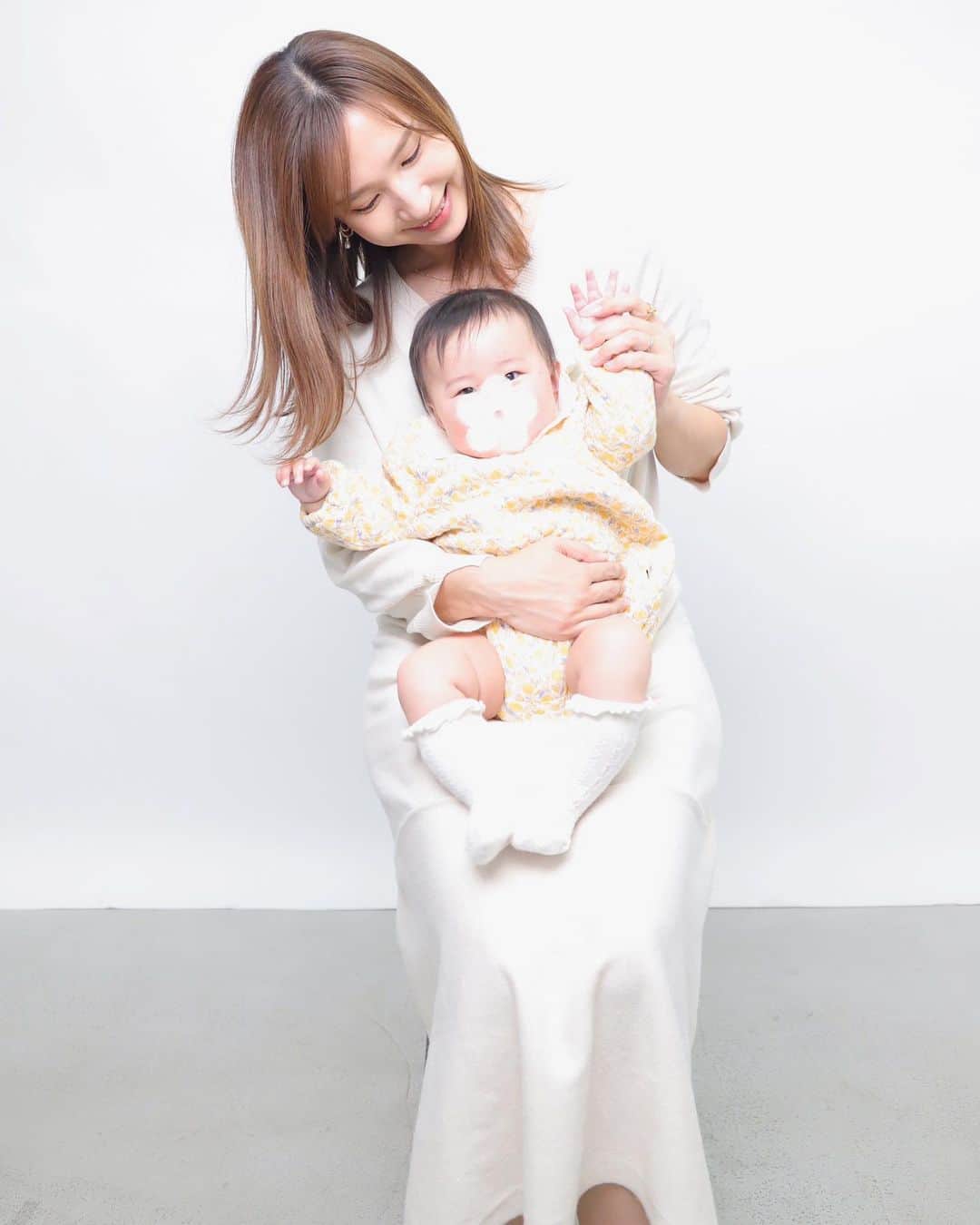 のインスタグラム：「はじめてのセルフフォト📸❤️  スタジオ到着10分前に寝出した👶← ごめん！と思いながらも予約ギリギリまで寝かせてダッシュ💨その結果、、、笑わない👶笑 カメラこっちだよー！っと、必死な大人達の面白い写真が沢山撮れました！🙌笑  #セルフフォト #思い出グラム #家族写真 #成長記録 #女の子ベビー #女の子ママ #0歳児 #笑わせたい #子育てあるある #家族写真撮影 #ママスタグラム #赤ちゃんとお出かけ」