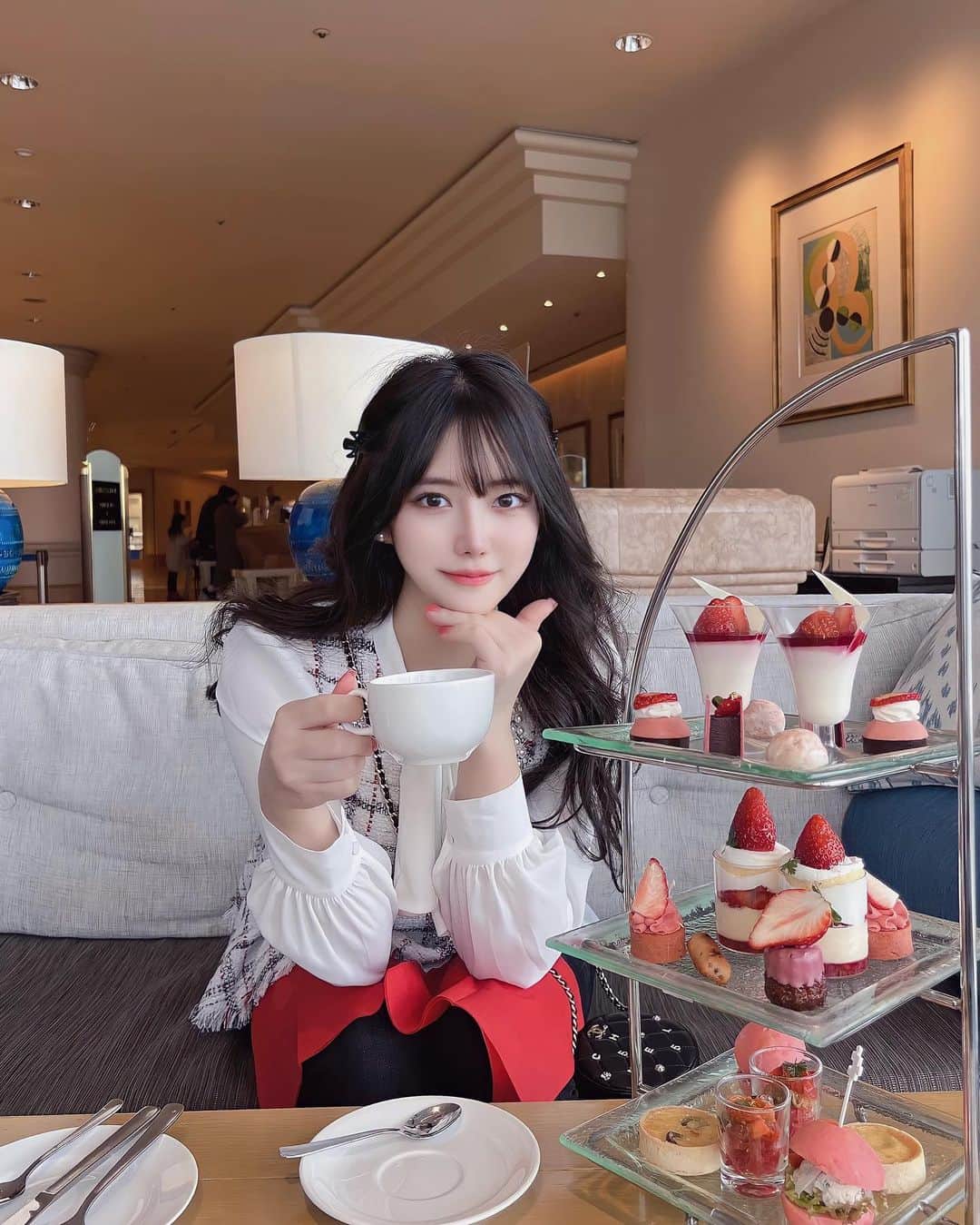RIKAのインスタグラム：「珍しく甘。🫖 #バレンタイン の日🍓🍓🍓  パワーで生きてこう❤️‍🔥」