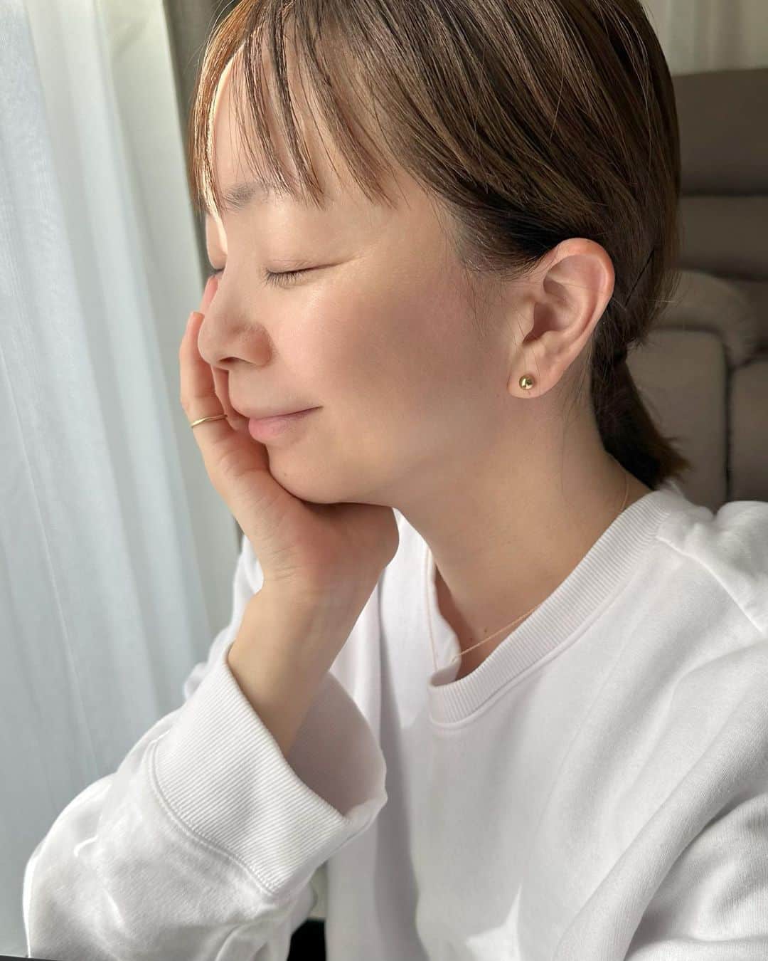 EMIのインスタグラム：「⭐︎ 年齢を重ねるたびに肌悩みがひとつまたひとつ マスク生活が長い事もあり しみ、しわ、たるみ、ハリのなさなど…😮‍💨 40過ぎて特に実感するようになりました。  ⁡理想はくすみのない透明感のある肌。 透明感のカギって、素肌で反射する光の量なんだって‼️ そしてその光の量は加齢と共に減少してしまうんだとか。 凹凸のないハリのある肌に出来るあの「つや玉」って 憧れるよね〜🥰 マスク外した時に自信の持てる肌でいたい✨  で、新しくリニューアルして発売した エリクシールの「光ブースト化粧水」を使ってケア始めました。 ⁡化粧水と乳液のライン使いしているんだけど 保湿効果は変わらずテクスチャー違いで3タイプ。 季節に合わせて使いやすい物を選べるのはとても良いな。 私はⅡの「しっとり」を愛用。 手と肌が吸い付く感じでしっとりしてるのに ベタつかないのが嬉しい☺️ 秋冬は酷い乾燥肌な私でも、化粧水と乳液だけでしっかり満たされてる感♡⁡  年齢肌と上手く付き合いながら 毎日のケアで透明感とハリのある肌作り頑張ろ‼️  ⁡⁡エリクシール　ブライトニング ローション WT（医薬部外品） エリクシール　ブライトニング エマルジョン WT（医薬部外品）  @elixir_official_shiseido #タイアップ　 #エリクシール　 #化粧水　 #乳液　 #光ブースト化粧水　 #大人の透明感に革新」