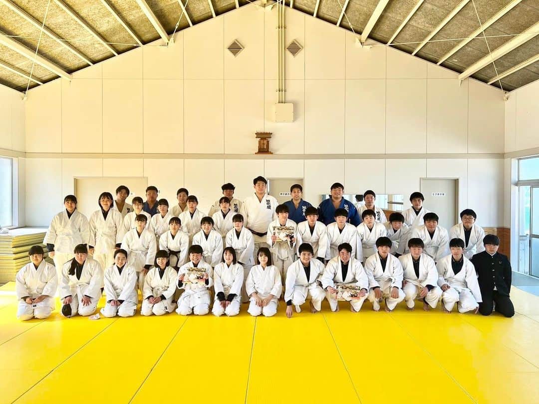 王子谷剛志のインスタグラム：「【特別授業】 本日は旭中学校の3年生を対象に特別授業を実施致しました。 前回とは違い、体験する技を大腰から一本背負投に変更して、最終的に選手を投げていただきました。 短い時間ではございましたが、私達も楽しく指導することができました。 関係者の皆様、ありがとうございました。 #柔道 #judo #旭化成 #社会貢献活動」