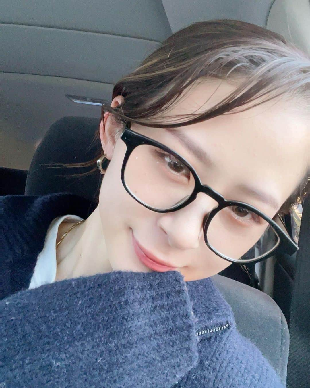 森下真依のインスタグラム：「👓💙」