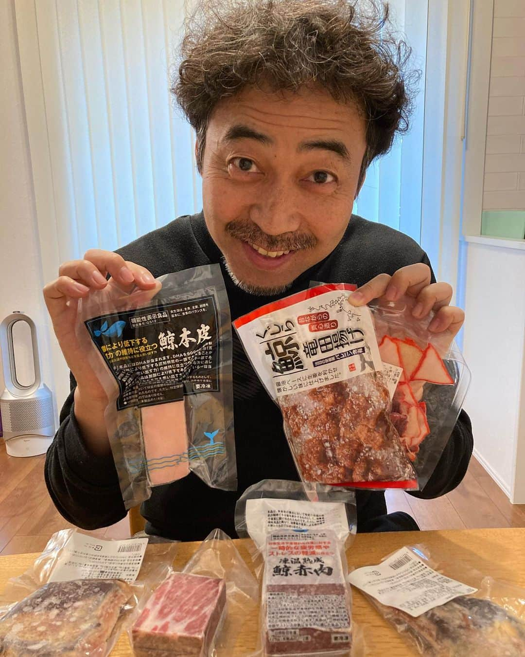 ワッキーさんのインスタグラム写真 - (ワッキーInstagram)「共同船舶株式会社さんから、くじら肉たくさんいただきました！ありがとうございます😭 #くじら　#くじら自動販売機」2月22日 21時11分 - japan_wacky