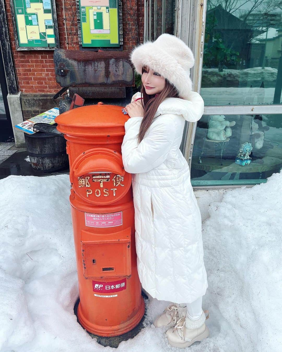 RIOのインスタグラム：「みきちゃんと函館旅行✈️ どこ見ても真っ白‎🤍 きれいすぎた‪🤍 雪だるまコーデだよん⛄️❄️  #北海道#函館#函館観光#北海道旅行#函館市#旅行#函館旅行#函館駅 #キャバ嬢#雪#雪景色#北海道旅行#女子旅#女子旅行#雪」