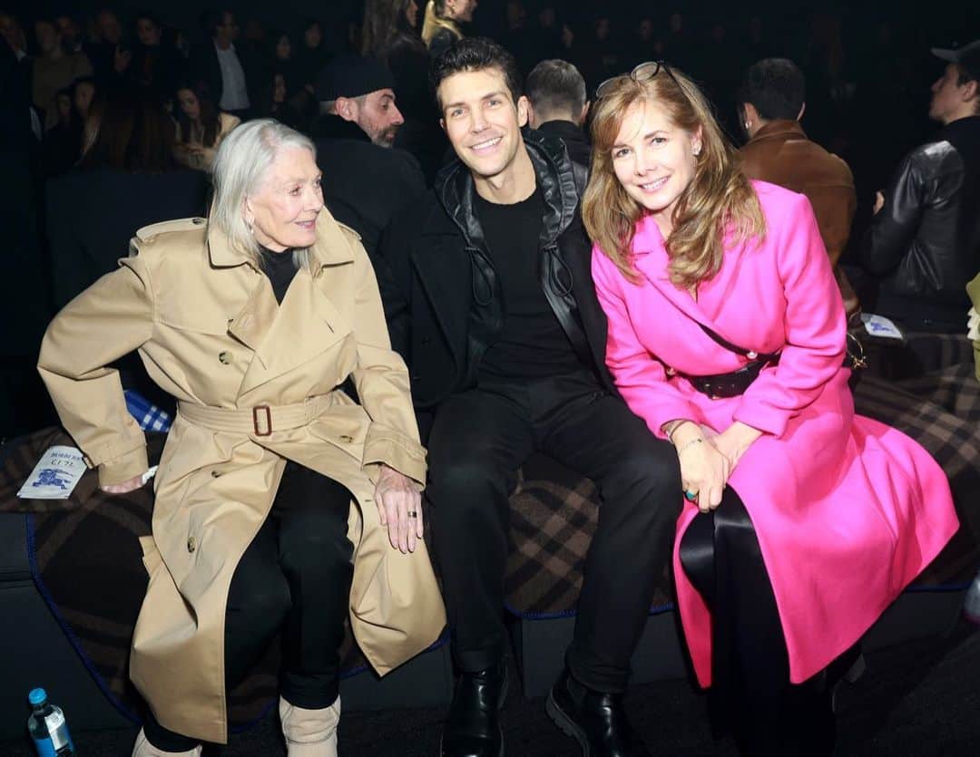 ロベルト・ボッレのインスタグラム：「At @burberry show with @darceybussellofficial and #vanessaredgrave 🇬🇧💙 #lfw」
