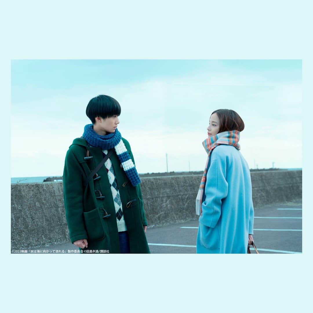 スピッツのインスタグラム：「2023年6月9日(金)より全国ロードショーされる映画「#水は海に向かって流れる」(主演  広瀬すず)の主題歌を #スピッツ が担当させていただくことになりました。 映画のために書き下ろされた新曲です！ 映画の公開と共に、どうぞお楽しみに♪  2023年6月9日(金)よりTOHOシネマズ 日比谷ほか全国ロードショー 映画「水は海に向かって流れる」 出演：#広瀬すず　#大西利空　#高良健吾　#當真あみ 監督：#前田哲『そして、バトンは渡された』 原作：#田島列島「水は海に向かって流れる」(講談社「少年マガジンKCDX」刊)  詳しくは、映画の公式サイトやSNSをチェック！」