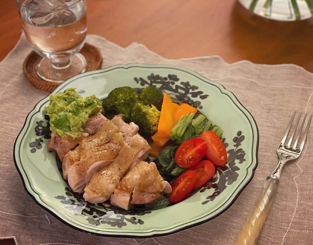 のインスタグラム：「今日はSimple Chicken plate🍗 週に一度は作っているメニュー 相変わらず小松菜はたっぷりと🥬 ブロッコリーと一緒に食べると 栄養価がよりUPして吸収しやすいので なるべくセットで食べる様にしています🥦 味付けを出来るだけしたくないので 鶏肉を焼くときに オリーブオイルと少しのバターでにんにくを炒めるのですが そのニンニクをアボカドディップを作るときに 入れて使っています🥑一石二鳥🫶 オリーブオイル、炒めたにんにく アボカド、お塩、レモンで ブレンダーでミックスしたら完成💯 息子もそのままのお野菜が大好きなので いつもアボカドディップにつけて お野菜もチキンも沢山食べてくれますよ🥰 #heechankitchen」