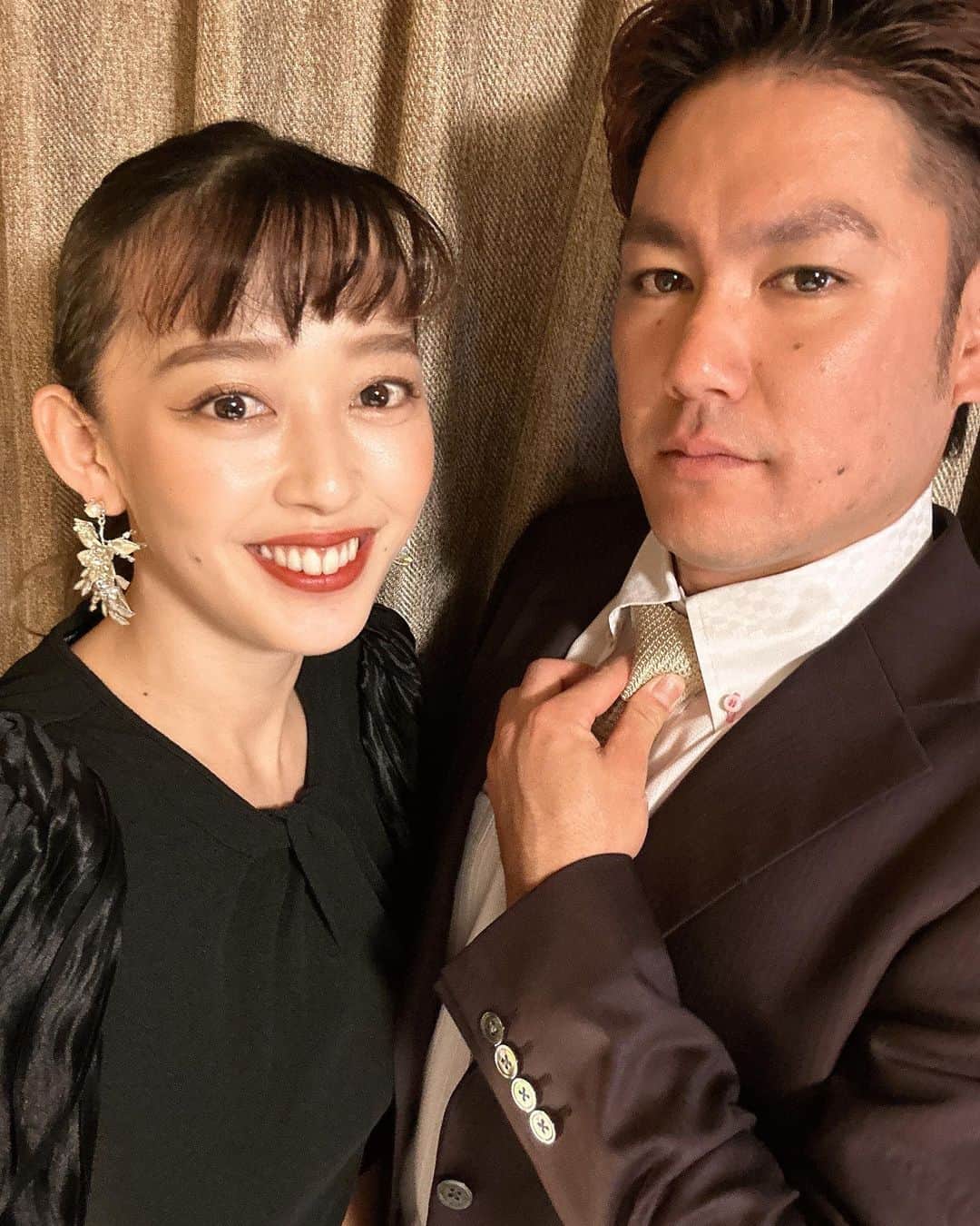 DJ SHERY（小坂早紀）のインスタグラム：「2/22 結婚記念日👏  色々ありますがなんとかギリ3年続いてます😌(爆笑) 夫婦とはそんなもんですよね！笑  2ショットとか最近全然なさすぎて ちょいと前のとまだラブラブやった頃の写真でも👍  まぁこれからもゆるくよろしくねーん🕺 いつもありがとう🕺 今年は優しくできるように努力してみようかなと思います。笑  #結婚記念日　#222」