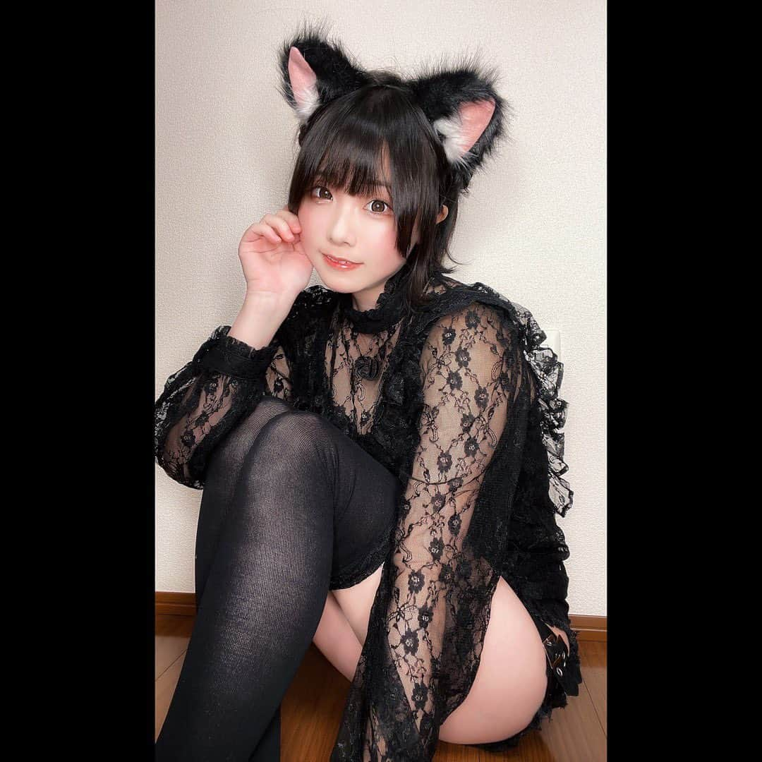 くろねこさんのインスタグラム写真 - (くろねこInstagram)「猫の日は！ねこしの日！！ って事で頑張って自撮りしましたw  2/22 にゃんにゃんにゃんですなー！  #自撮り #自撮り女子 #selfie #japanesegirl #japanese #猫耳 #猫耳カチューシャ #黒髪 #nekomimi #黒髪ショート #黒髪女子 #猫の日」2月22日 21時32分 - kuronekoshi_nya