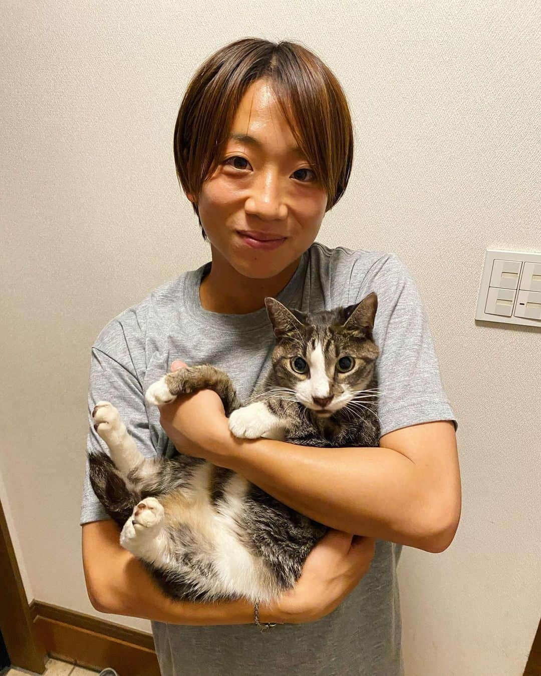 小林海青のインスタグラム：「222🐈  抱っこ嫌いだから奇跡の一枚😂 小林家に来てくれてありがとう✌️  #猫の日  #ハクさん」