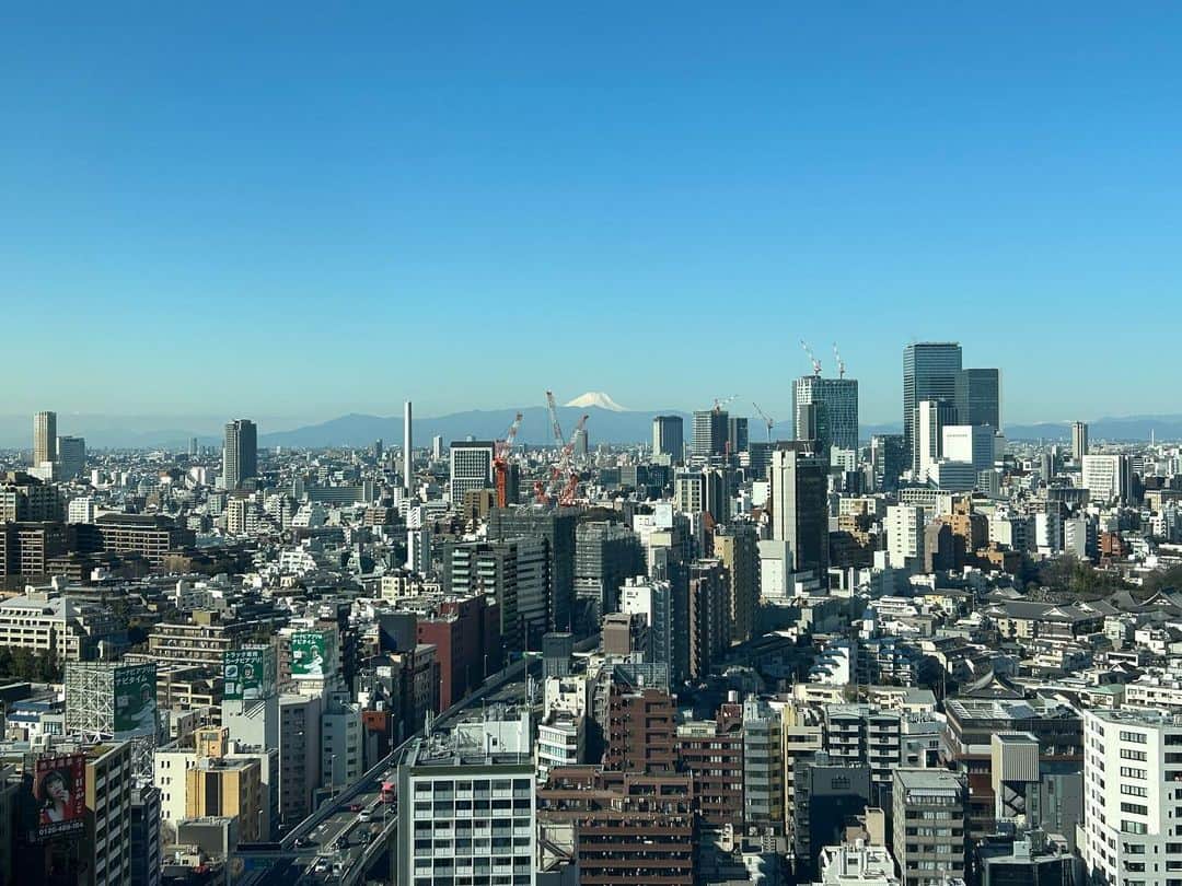 島本真衣さんのインスタグラム写真 - (島本真衣Instagram)「今朝、職場からの景色があまりにキレイで撮影しました🗻 明日はワイド！スクランブルに出演します🎤 見て頂けたら嬉しいです♪ 明日も頑張りましょう🤍  #富士山 #雪化粧 #きれい #おやすみなさい」2月22日 21時46分 - mai_shimamoto_ex