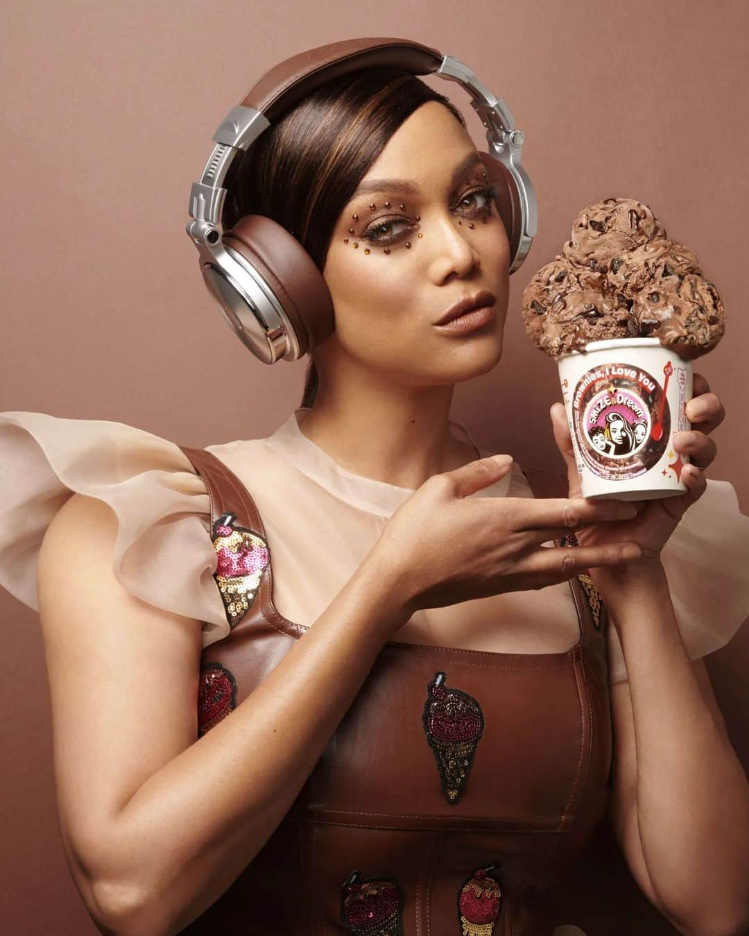 タイラ・バンクスさんのインスタグラム写真 - (タイラ・バンクスInstagram)「Smize & Dream (@smizeanddream), the premium ice-cream brand launched  by supermodel, television personality, producer, writer, and actor @tyrabanks, may have been founded only in 2021, but it's a business that has been years in the making.   You see, Smize & Dream is the result of Banks' lifelong love for ice-cream, with her first memory of it being a hand-churned vanilla variety that her great-grandmother used to make for her when she was a child. Banks also remembers that as a schoolgirl, she and her mother would have a weekly ritual in which they'd get together, enjoy a bowl of ice-cream, and chat about their dreams and aspirations for the future. "Every Friday, it was ice-cream, and talking about dreams," Banks recalls. "And so, for me, ice-cream is so nostalgic, and it connects to dreams."  Following its launch in Los Angeles, Smize & Dream has since gone on to grow across the US, and its first international outpost was recently announced to be here in the UAE. This has been through what Banks calls a "residency" at Brunch & Cake (@brunchandcake), a Dubai-headquartered all-day dining restaurant that has seen not only its popularity grow since its launch in 2019, but also its presence, with it now boasting of multiple locations in the UAE, with plans to expand across the MENA region and beyond.  In a statement, Amjad Barakat (@amjadflip), co-founder and CEO of Innovision Holding, the company behind Brunch & Cake, said, "Our collaboration with Smize & Dream is our first monumental step towards making Brunch & Cake a global household name- and who better to start this journey with than icon and businesswoman Tyra Banks? Our brands align perfectly, and we're excited to continue building the Brunch & Cake experience, now with a touch of Smize."   Meanwhile, Banks is hoping to lean further into her entrepreneurial persona. "There's something that just makes me feel like runways and photo shoots and covers, all of that was nice, but I would love for that to be an asterisk on my legacy," Banks says. "But the main thing [would be for people] to be like, 'She's an ice-cream entrepreneur. Do you know she 𝘶𝘴𝘦𝘥 to be a model?'"  Link in bio for the full story.」2月22日 21時48分 - tyrabanks