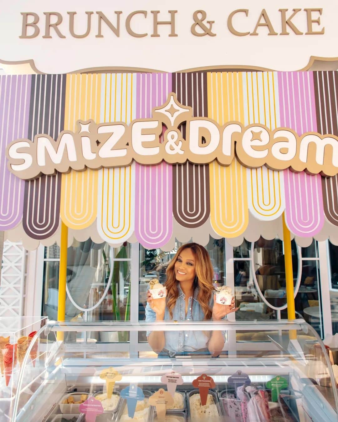 タイラ・バンクスさんのインスタグラム写真 - (タイラ・バンクスInstagram)「Smize & Dream (@smizeanddream), the premium ice-cream brand launched  by supermodel, television personality, producer, writer, and actor @tyrabanks, may have been founded only in 2021, but it's a business that has been years in the making.   You see, Smize & Dream is the result of Banks' lifelong love for ice-cream, with her first memory of it being a hand-churned vanilla variety that her great-grandmother used to make for her when she was a child. Banks also remembers that as a schoolgirl, she and her mother would have a weekly ritual in which they'd get together, enjoy a bowl of ice-cream, and chat about their dreams and aspirations for the future. "Every Friday, it was ice-cream, and talking about dreams," Banks recalls. "And so, for me, ice-cream is so nostalgic, and it connects to dreams."  Following its launch in Los Angeles, Smize & Dream has since gone on to grow across the US, and its first international outpost was recently announced to be here in the UAE. This has been through what Banks calls a "residency" at Brunch & Cake (@brunchandcake), a Dubai-headquartered all-day dining restaurant that has seen not only its popularity grow since its launch in 2019, but also its presence, with it now boasting of multiple locations in the UAE, with plans to expand across the MENA region and beyond.  In a statement, Amjad Barakat (@amjadflip), co-founder and CEO of Innovision Holding, the company behind Brunch & Cake, said, "Our collaboration with Smize & Dream is our first monumental step towards making Brunch & Cake a global household name- and who better to start this journey with than icon and businesswoman Tyra Banks? Our brands align perfectly, and we're excited to continue building the Brunch & Cake experience, now with a touch of Smize."   Meanwhile, Banks is hoping to lean further into her entrepreneurial persona. "There's something that just makes me feel like runways and photo shoots and covers, all of that was nice, but I would love for that to be an asterisk on my legacy," Banks says. "But the main thing [would be for people] to be like, 'She's an ice-cream entrepreneur. Do you know she 𝘶𝘴𝘦𝘥 to be a model?'"  Link in bio for the full story.」2月22日 21時48分 - tyrabanks