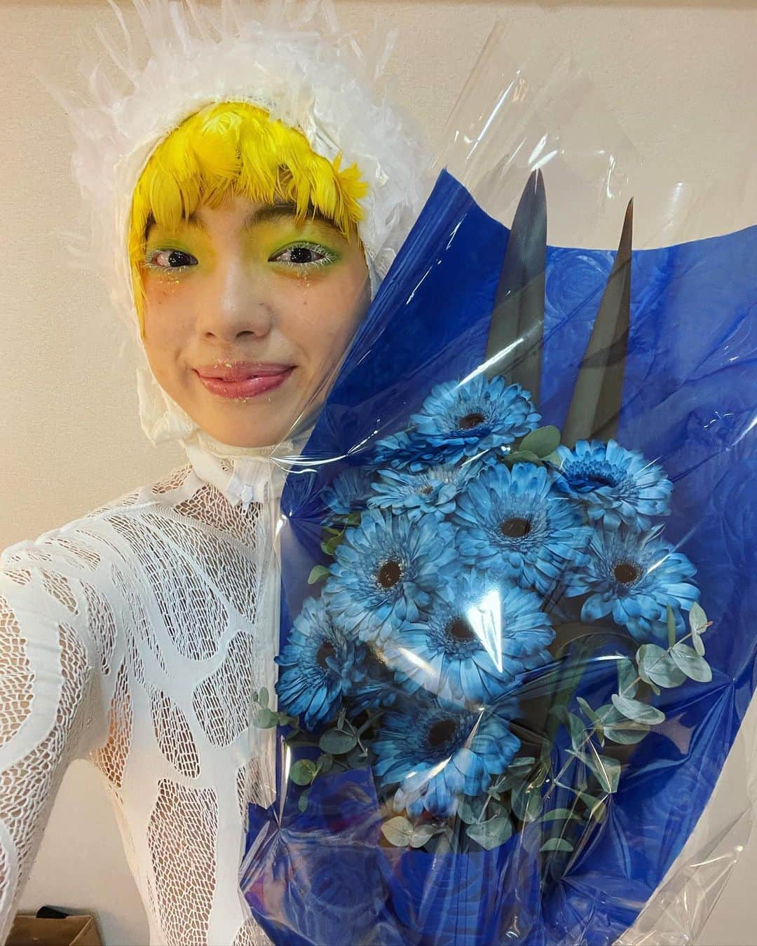 アオイヤマダのインスタグラム：「舞台『星の王子さま〜サン=テグジュペリからの手紙〜』(森山開次さんえん演出/振付/出演) の公演が、地方ツアーを終え、無事に全公演終了致しました。 『星の王子さま』の原作と、 サン=テグジュペリとコンスエロ、 そして森山さんの物語が混ざり合い、 言葉ではなく身体で紡いでいったこの作品。 王子として舞台に立つとき、 王子の役にはいりつつ、 個人的な感情で頭の中は渦巻いていた。 幼少期の頃、過去、現在、これからのこと、かなしい、うれしい、言葉で表せない身体と狭間にある感覚。 開次さんが、王子という役柄については深く追及しすぎず、私の経験や感覚を第一に引き出そうとしてくれました。　 それを観てくれた人が、様々な感想を下さったことが何より嬉しかったです。  2年前には気回らなかったこと、 舞台裏、準備、片付け、終わったあと、すべてのできごと一つ一つに沢山の方々がかかわり、時間ができていること。  この舞台、私をふりまわした作品！笑 またやりたい！と、もうやりたくない！しんどい！が沢山まざりながら、好きだ！とありがとう！が溢れる作品。  みなさんから再再演希望のお声を沢山頂いておりますが、ひとまず、 スタッフの皆様、キャストの皆様、 劇場の皆様、お越し頂きました皆様、 森山開次さんありがとうございました！お疲れ様でした。  フランスの人にも言葉がなかったら伝わるのかな。次の壁にぶつかりたい。  🌟 #舞台星の王子さま  #星の王子さま #thelittleprince」