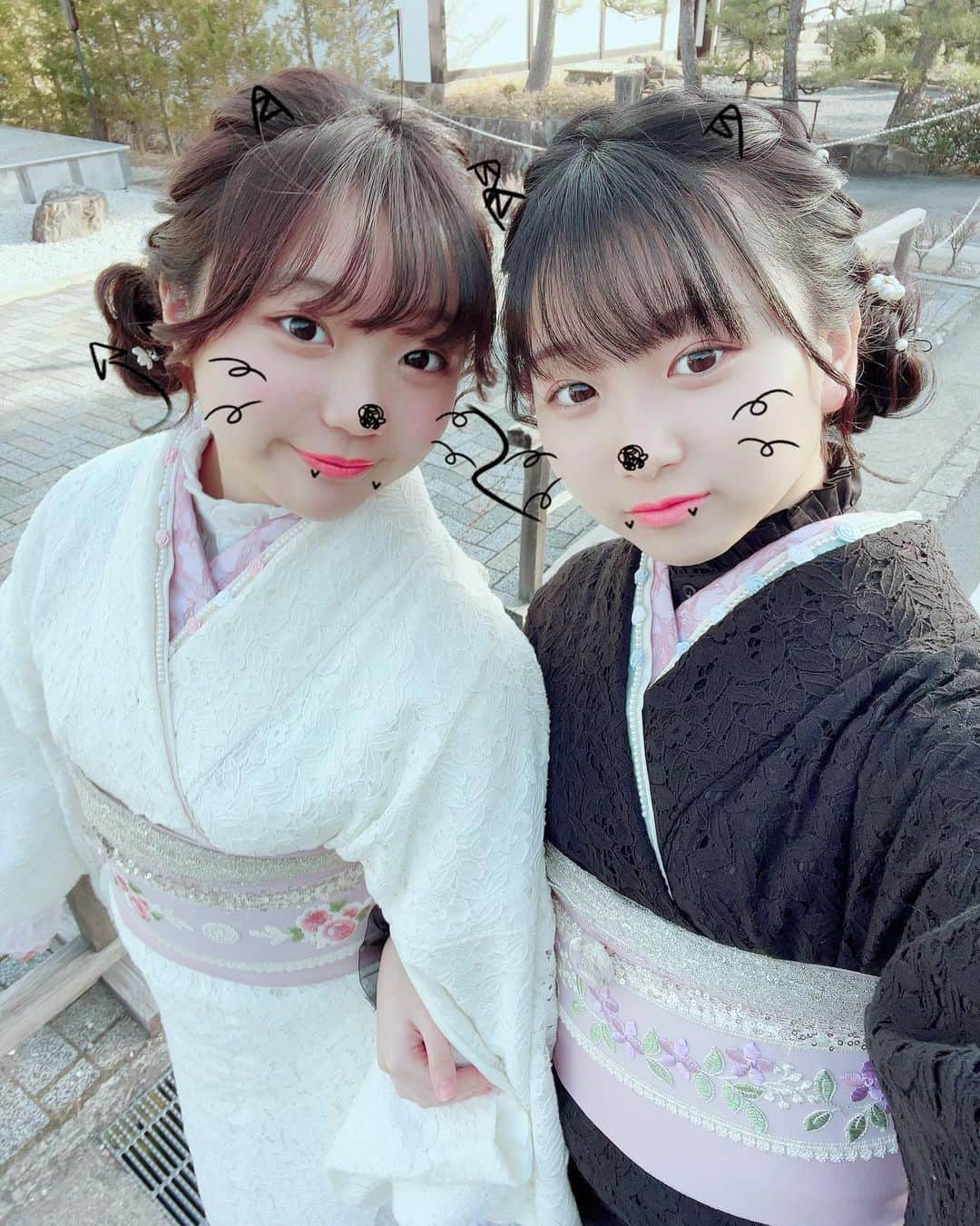 SHINOのインスタグラム：「#着物で京都散策 #姉妹で京都 #姉妹で着物 @rentalkimonookamoto  #かわいい着物をお借りして #南禅寺 #嵐山 #祇園 #ぶらぶらしてきました♬ #レンタル着物岡本  #デココ #いろんな小物飾って #落ち着いた着物　や #シンプルな #レース着物　を #かわいいお着物　に #バージョンアップ　してくれます #かわいすぎて #姉妹でよかった♡ #おそろ着物コーデ #イロチ着物コーデ #卒業袴　も予約してきました #卒業式 #たのしみ #レンタル着物岡本別邸 #プリクラ置いてるお店もあったよ #最近は京都に行くこと多め #着物 #京都 #京都グルメ #京都散策」