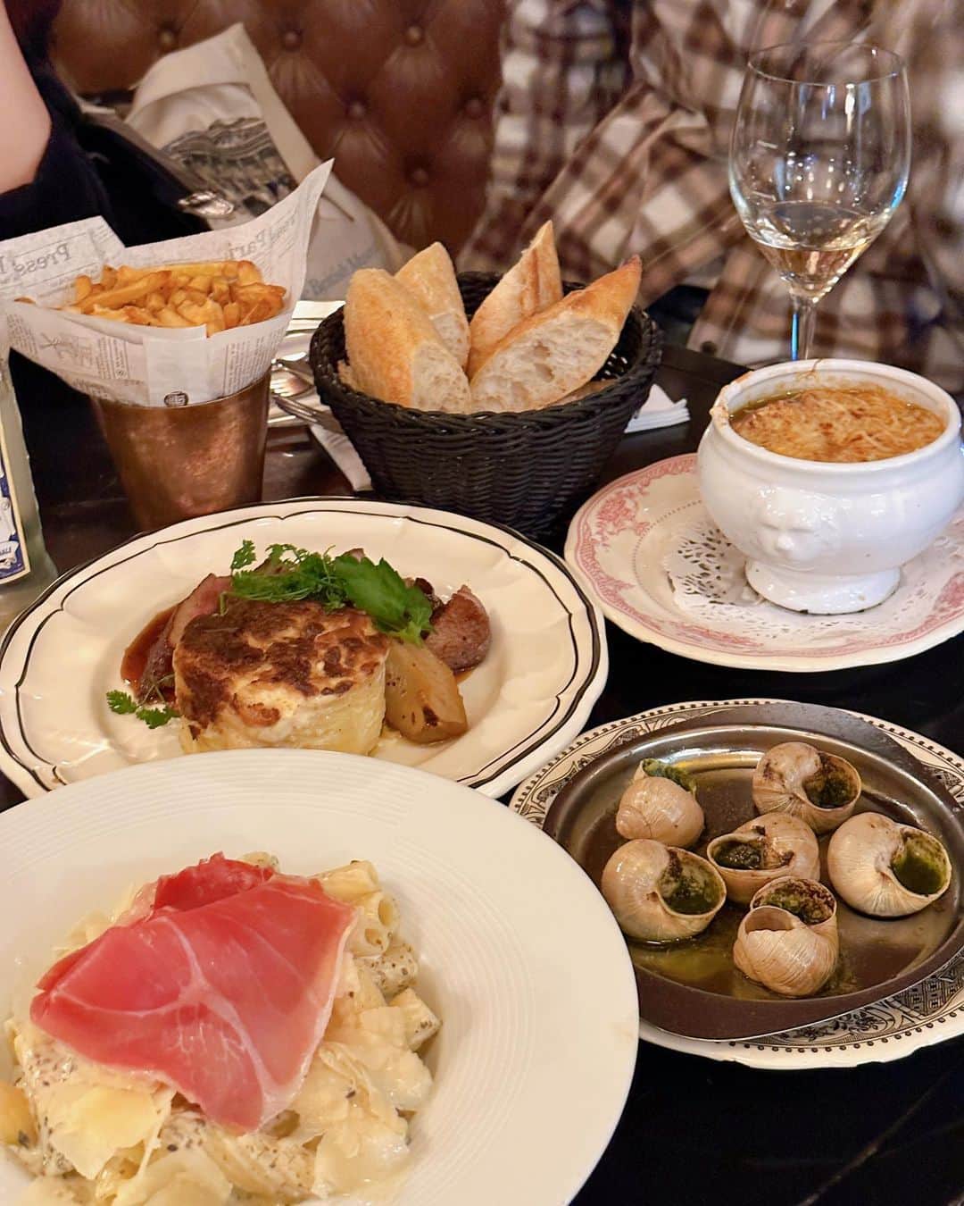 羅晴のインスタグラム：「🇫🇷巴黎食記  法餐第一推，羅浮宮附近 📍 Les Antiquaires 點了整桌的菜都好吃，尤其是鴨胸很嫩又入味 怕踩雷的人可以放心選這間老牌的法式餐廳  第二家是有名的金蝸牛 📍 L'Escargot Montorgueil 對法餐抱有太多美好的幻想，點了平常不敢吃的蝸牛、田雞跟鵝肝，但有點失望，也有點不敢吃哈哈哈 因為沒吃飽所以衝去隔壁街繼續吃可麗餅🤣  法餐米其林一星🌟 📍 Le Violon d'Ingres 奶油香蒜干貝軟嫩入味， 主菜是燉牛肉與義麵，嚐起來像台灣牛肉麵，有種回家鄉的感覺了  但這家的甜點才是主角 酥脆的千層、綿密濃醇的奶油以及融化的焦糖令人難忘 下次還想再來嚐嚐不同的甜點  馬卡龍 📍 Pierre Hermé 招牌是玫瑰荔枝味的馬卡龍，玫瑰的花香和荔枝的甜味完美結合，也是最受歡迎的口味  吃個法餐的時間的確很長，但美食和藝術一樣，是需要時間慢慢沈澱與感官享受的體驗😋 #paris #parisfood #parisfoodie」