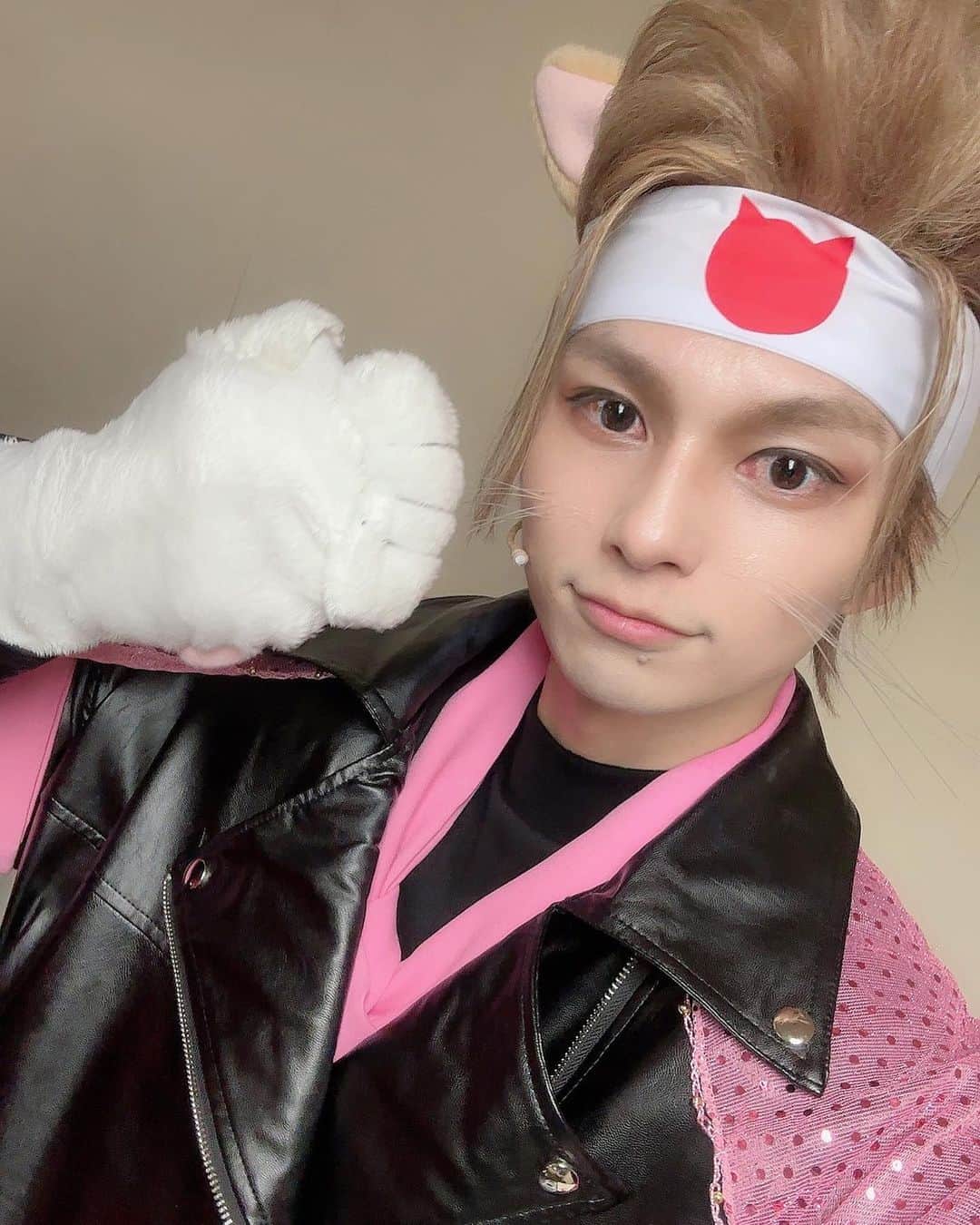 のインスタグラム：「舞台「なめ猫 on STAGE」初日開幕！ 最後まで夜露死苦🐱 #猫の日 #舞台 #なめ猫 #noblecalmer #fashion #model #artist #actor #일상 #데일리 #데일리 #좋아요 #셀피 #japan #tokyo #good #love #photooftheday #beautiful #happy #cute #selfie #me #nature #instagram #instagood #insta #instafashion #instamood #instadaily #Collars」