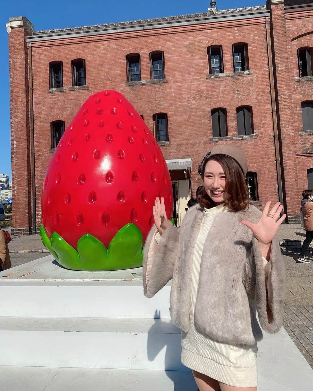 一木みおさんのインスタグラム写真 - (一木みおInstagram)「ハレナが撮ってくれたお写真📸🍓 と、キラキラとしたイチゴデザート🍨✨(こちらもphoto by @harena_1110 ) お天気が良くて気持ちがよかった〜！ ⁡ 明日からcp +のお仕事です！ 最近よくみなとみらいの空気吸える嬉しい😊 ⁡ ⁡ #ストロベリーフェスティバル #ストロベリーフェスティバル2023 #赤レンガ倉庫 #みなとみらい #photo #fashion #photooftheday #beauty #instagood #igers #좋아요 #여행스타그램 #coodinate #ootd #fashiongram  #outfit #followｍe #follow  #instalike #photooftheday #cpプラス2023 #cpplus #cpプラス #イチゴ #strawberry #eat #横浜」2月22日 21時54分 - mioichiki30
