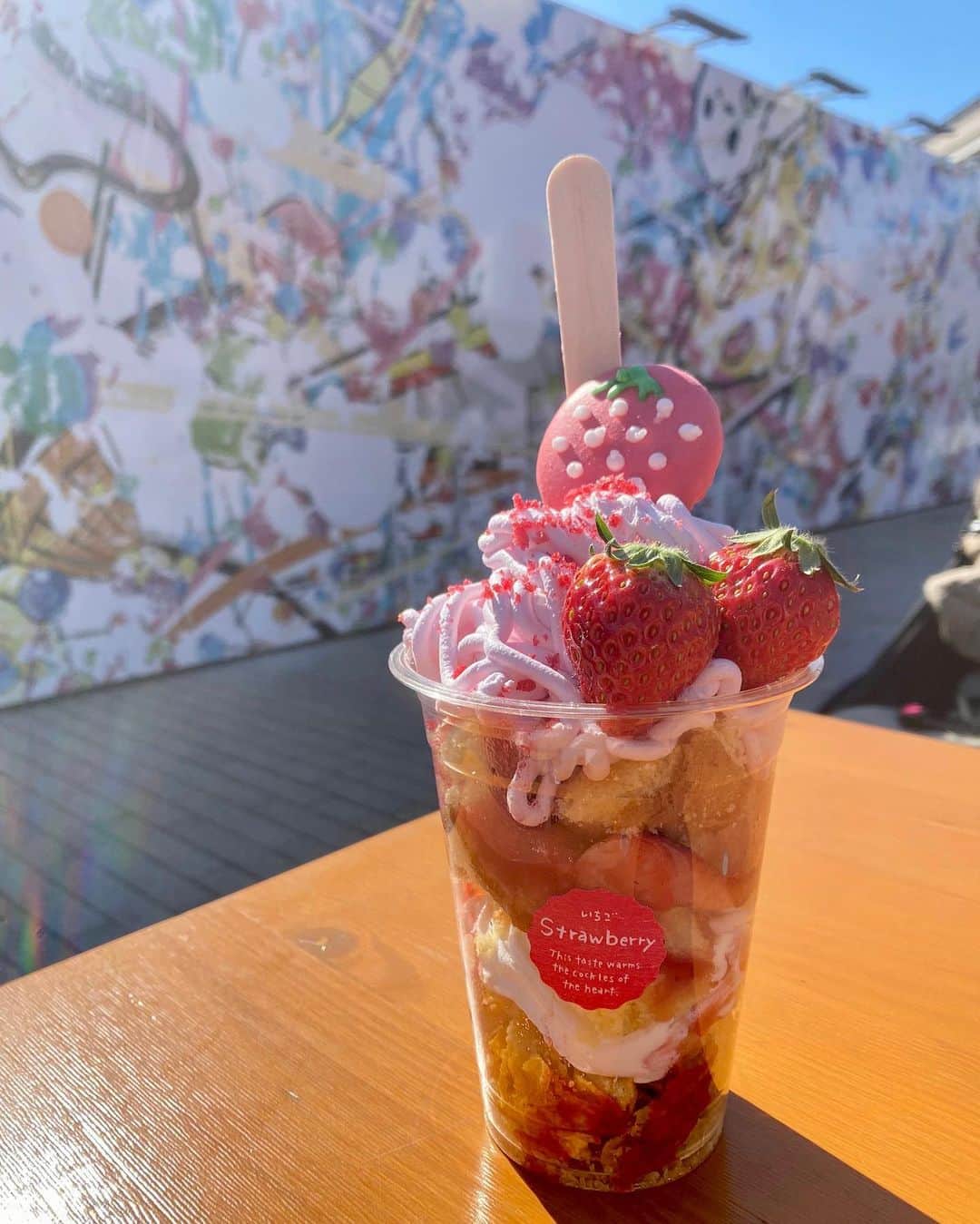 一木みおさんのインスタグラム写真 - (一木みおInstagram)「ハレナが撮ってくれたお写真📸🍓 と、キラキラとしたイチゴデザート🍨✨(こちらもphoto by @harena_1110 ) お天気が良くて気持ちがよかった〜！ ⁡ 明日からcp +のお仕事です！ 最近よくみなとみらいの空気吸える嬉しい😊 ⁡ ⁡ #ストロベリーフェスティバル #ストロベリーフェスティバル2023 #赤レンガ倉庫 #みなとみらい #photo #fashion #photooftheday #beauty #instagood #igers #좋아요 #여행스타그램 #coodinate #ootd #fashiongram  #outfit #followｍe #follow  #instalike #photooftheday #cpプラス2023 #cpplus #cpプラス #イチゴ #strawberry #eat #横浜」2月22日 21時54分 - mioichiki30