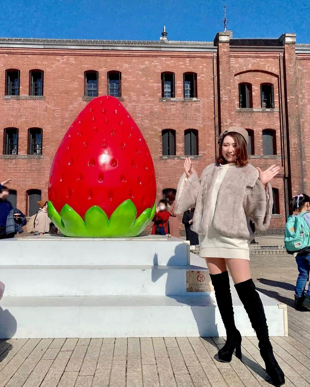 一木みおのインスタグラム：「ハレナが撮ってくれたお写真📸🍓 と、キラキラとしたイチゴデザート🍨✨(こちらもphoto by @harena_1110 ) お天気が良くて気持ちがよかった〜！ ⁡ 明日からcp +のお仕事です！ 最近よくみなとみらいの空気吸える嬉しい😊 ⁡ ⁡ #ストロベリーフェスティバル #ストロベリーフェスティバル2023 #赤レンガ倉庫 #みなとみらい #photo #fashion #photooftheday #beauty #instagood #igers #좋아요 #여행스타그램 #coodinate #ootd #fashiongram  #outfit #followｍe #follow  #instalike #photooftheday #cpプラス2023 #cpplus #cpプラス #イチゴ #strawberry #eat #横浜」