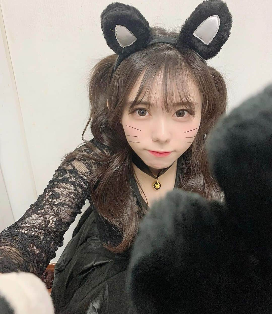 大森莉緒さんのインスタグラム写真 - (大森莉緒Instagram)「・ ・ 私の性格は猫系、犬系どっちでしょう？🐶🐈‍⬛🎀  ・ ・ #大森莉緒 #おーりお #おりおんず #猫の日 #ねこの日 #ツインテールの日 #ツインテール #黒猫 #instagood #instapic #instaphoto #good #cat #좋아요 #셀카 #셀카그램 #추억 #먹스타그램 #고양이 #고양이의」2月22日 21時57分 - rio.ohmori