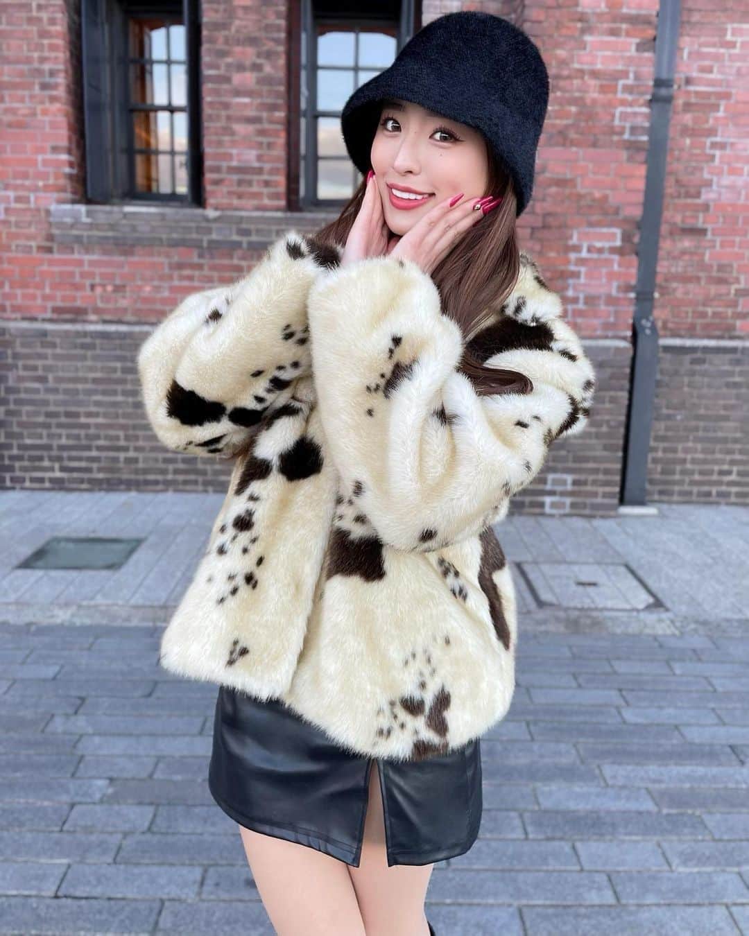 MIYABIのインスタグラム：「猫の日という事で  ニャンニャン甘えてもイイですか？🐈  🤭🤭🤭  #cyberjapan  #サイバージャパン  #ミヤビーム」