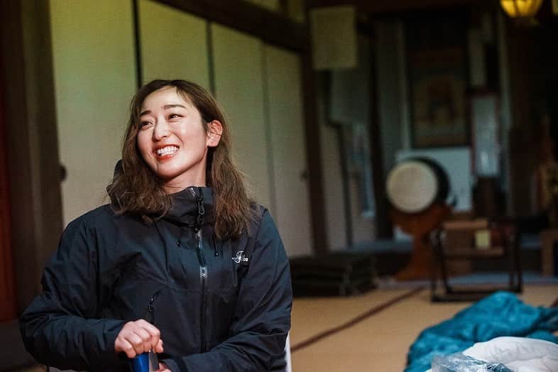 長崎望未のインスタグラム：「.  淡路島横断24時間 ウルトラ山岳マラソン🏃🏽‍♀️🏔  番組を見てくださった皆さん ありがとうございました🥺  私らしく頑張りました。 それに尽きます🥺  一緒にずっと走ってくださった 北田さんと石川さんには 本当に感謝しかなくて  @takaokitada  @yuko.88.ishikawa222   まず初めてでこんな長いレースを チャレンジしようとすることさえ 無謀なはずだったのに  2人の優しさと励ましで 進めました🥰✨✨✨  良い経験だ。ほんと。  今年はもうこれ以上に怖いものは ないと思ってます😂🫱🏻‍🫲🏽✨✨✨  TVerでも、すでに配信されてるので ぜひ見てくれたら嬉しいです😆🫱🏻‍🫲🏽 　　  P.S.初めてまつげに雪が乗って 一瞬エルサになれました😂🥺👍🏾♥️笑  #山岳 #マラソン #写真 #みついしんたろう @shintaro_mitsui_photography」