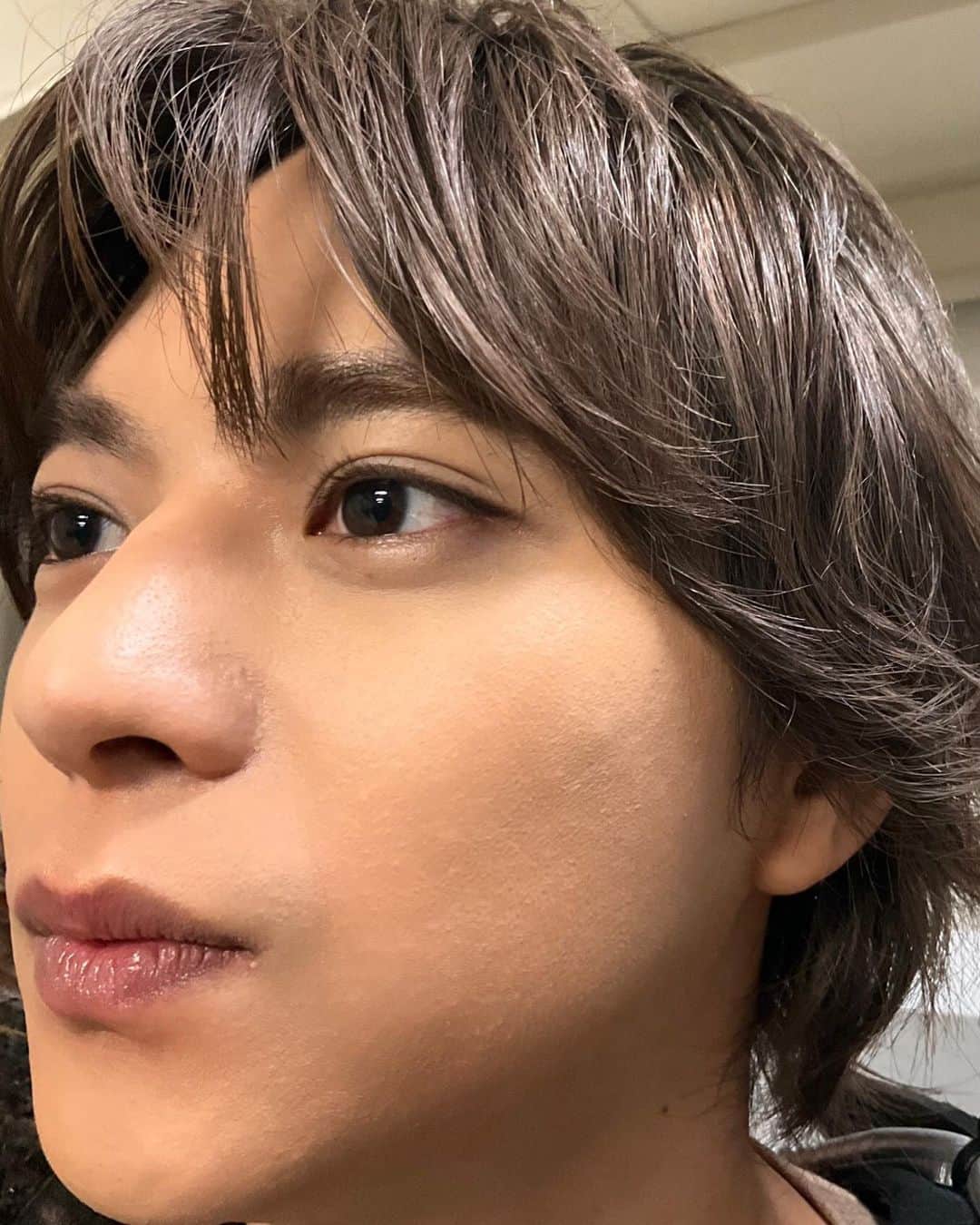 のインスタグラム：「⁡ ⁡ 何もないから、とりあえずさっき仕事中にただ撮ってもらった ⁡ #携帯こわれた #データ全部なくなったかも #だから写真がない #強制デジタルデトックス #ちょっと良いかも笑 #もういっそフィルムカメラの写真にしようかな #どうやるんだろ大変そう #しばらくこんな感じで許してー #許せないっ ⁡ by 勝利」