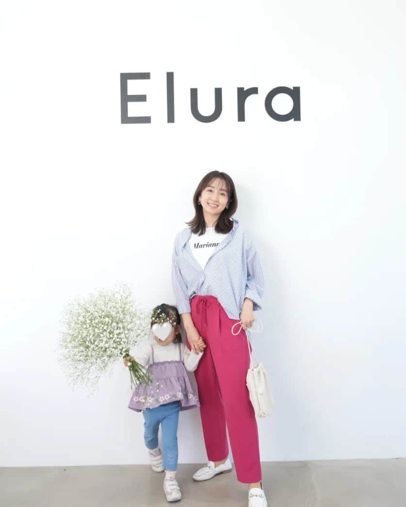 小野恵美さんのインスタグラム写真 - (小野恵美Instagram)「エルーラ @elura_official の2023展示会へ💐  春夏のコレクションは、機能的かつ、きれい色が目に付きました🌈  ブルーストライプのシャツはアイロンいらず！ 形も綺麗✨ ピンクのテーパードパンツとあわせて着たくて、どちらもオーダー🥰  娘と一緒にお邪魔させていただきました💦 皆さんご親切にありがとうございました🙇 届くの楽しみー💖  #エルーラ #elura #elura2023ss #大人の悩みに効くコーデ #大人カジュアル #30代ファッション #LEEキャラクター #読者モデル #ママコーデ .stで購入できます！」2月22日 22時05分 - onoemi_official
