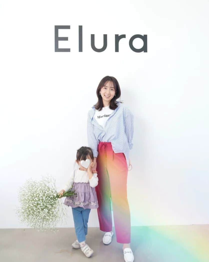 小野恵美のインスタグラム：「エルーラ @elura_official の2023展示会へ💐  春夏のコレクションは、機能的かつ、きれい色が目に付きました🌈  ブルーストライプのシャツはアイロンいらず！ 形も綺麗✨ ピンクのテーパードパンツとあわせて着たくて、どちらもオーダー🥰  娘と一緒にお邪魔させていただきました💦 皆さんご親切にありがとうございました🙇 届くの楽しみー💖  #エルーラ #elura #elura2023ss #大人の悩みに効くコーデ #大人カジュアル #30代ファッション #LEEキャラクター #読者モデル #ママコーデ .stで購入できます！」