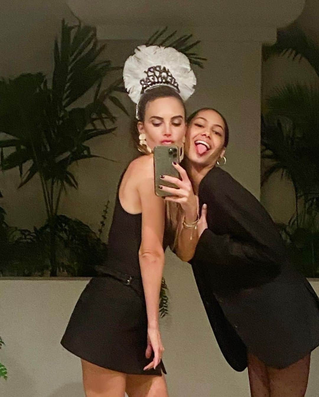 Elizabeth Chambers Hammerのインスタグラム：「Lately-ish🪄」