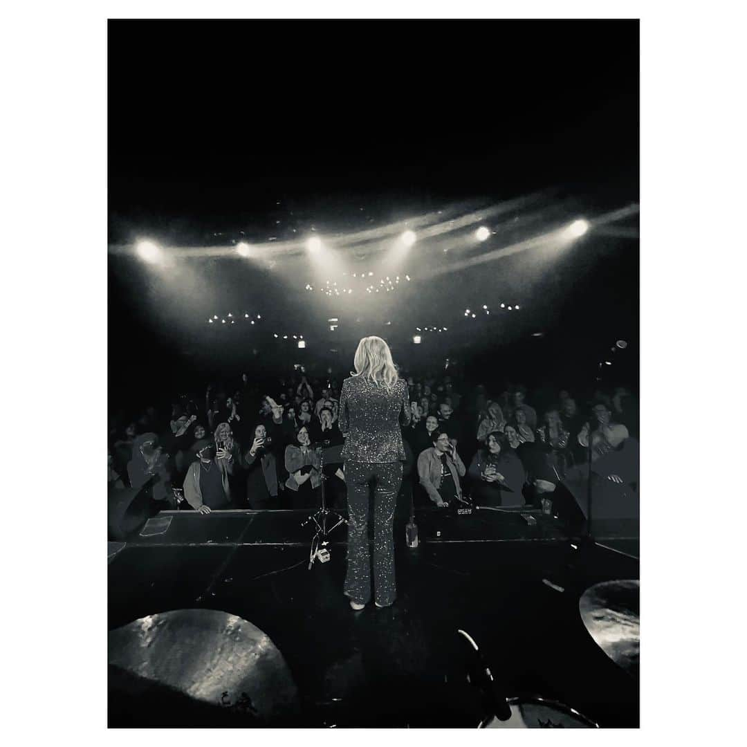 ジェシー・ベイリンのインスタグラム：「it’s taken me a few days to come down from the cali high. thank you for showing up after all these years. I’ll never forget it. I’m so grateful. @lodgeroom felt like a sacred space to bring the music back to you, Los Angeles.  The video in the second frame was our last song in the set. I knew that as soon as I stopped singing the jersey girl la-la’s with @thewatsontwins that the show would be over + that it would be time for us all to head back home. I kept it going as long as I could. true bliss.」