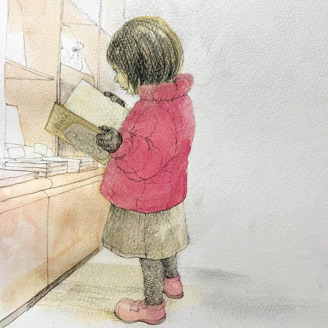 いとうのインスタグラム：「最寄りの本屋さんにて。  ちょうど姪っこと同い年くらいだなぁと目がとまりました。  　#昨年の冬に実家を出てから　#はじめて実家から手紙が来たと思ったら　#頭足人がわちゃわちゃしている　#賑やかな一枚が入っていました^_^  　#イトウハジメ #イラスト　#漫画」