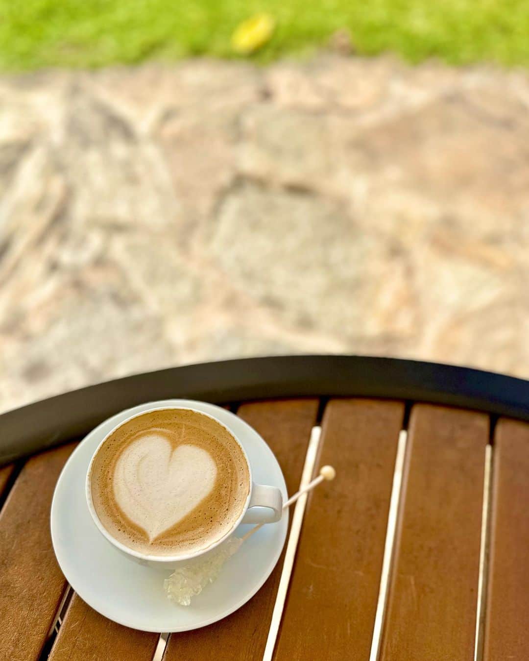 EMIのインスタグラム：「朝からコーヒー❤︎❤︎❤︎  何も考えずにゆっくり❤︎❤︎❤︎  #coffee #coffeetime #cafe #morning #heart #relax #hawaii #honolulu #ハワイ #コーヒー #朝活 #コーヒータイム #カフェ #カフェ巡り #ホノルル」
