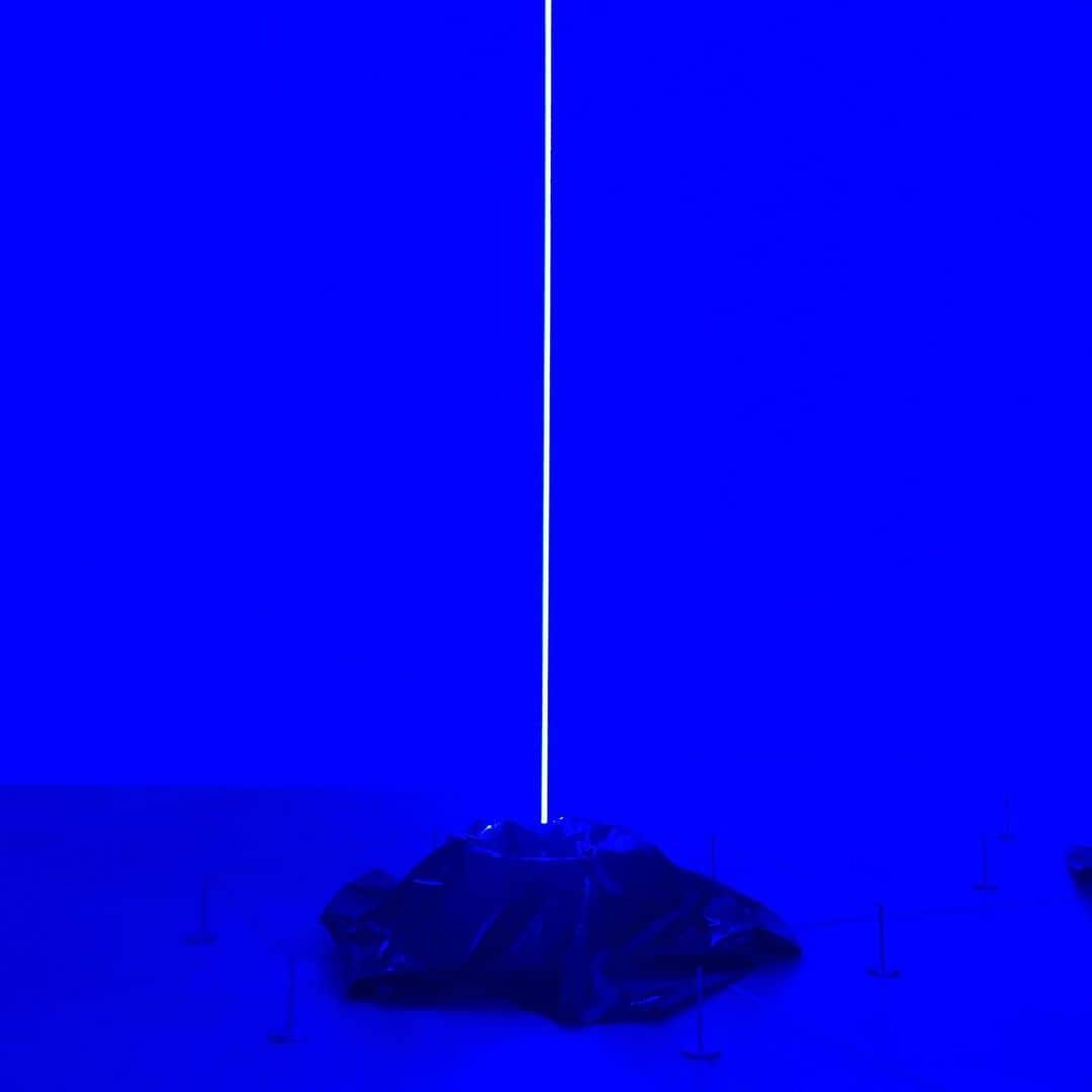 西山由のインスタグラム：「" Blue One Hundred and Eleven " par Haroon Mirza au musée d’Art contemporain du XXIe siècle de Kanazawa.」