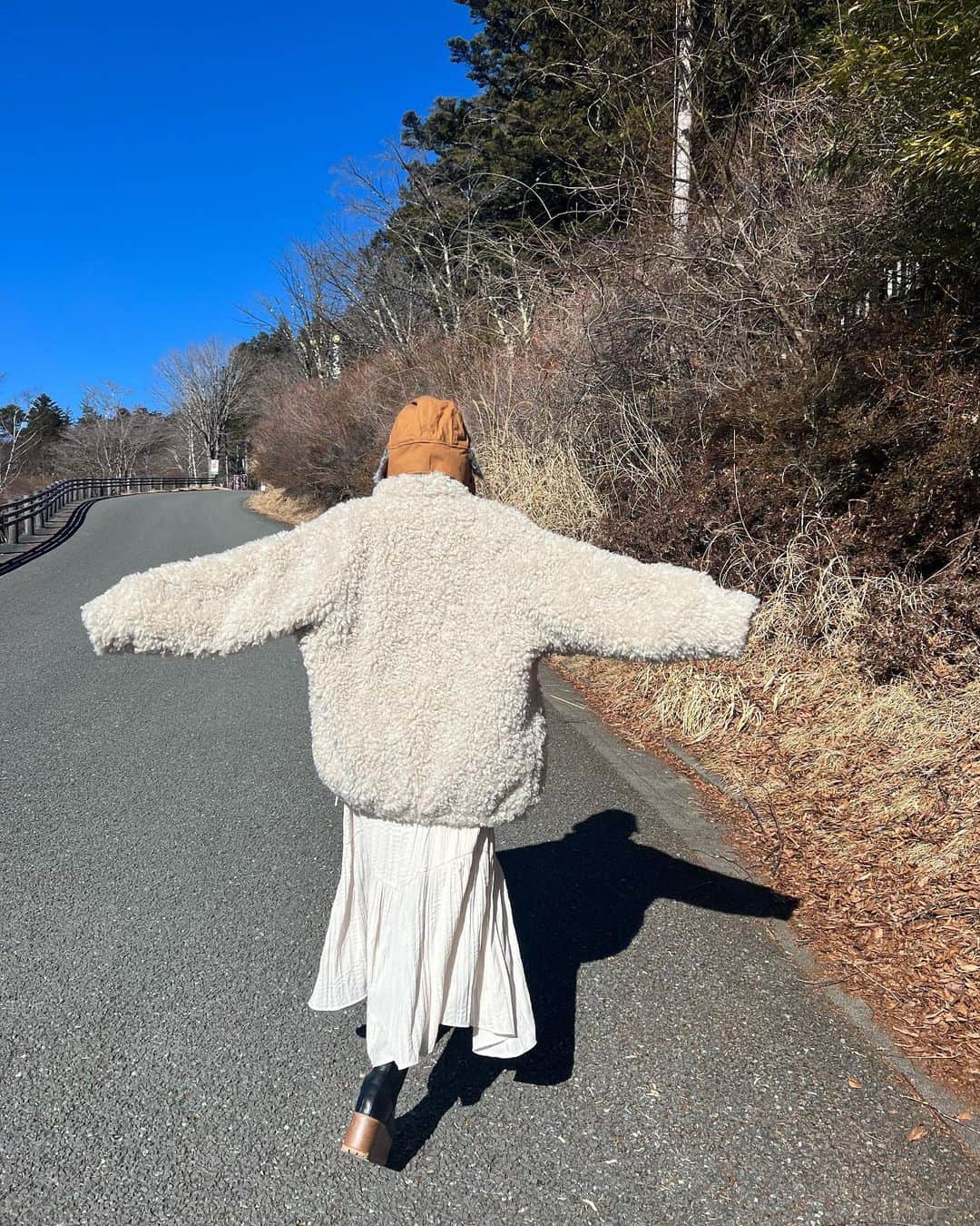 山田菜々のインスタグラム：「三峯神社へ✨  いつも同じメンバーで行くねんけど、 誰かが行こって言うといつもその場で ぽんぽんっと予定が決まって決行されるの🤔✨  だからなんとなく行きたくなったときが タイミングだと思って行ってます😌🫰🏻  すごい快晴で思ってたよりあったかくて、 片道3時間ちょいのドライブだけど 楽しく過ごせましたっ♡  急遽お友達たちが前日に泊まりにくることになって 7:00に起きて8:00出発のはずが 誰も起きれず8:00に起きたけど 日曜日だし問題なーしっ！笑  2.3枚目がお気に入りです✨」