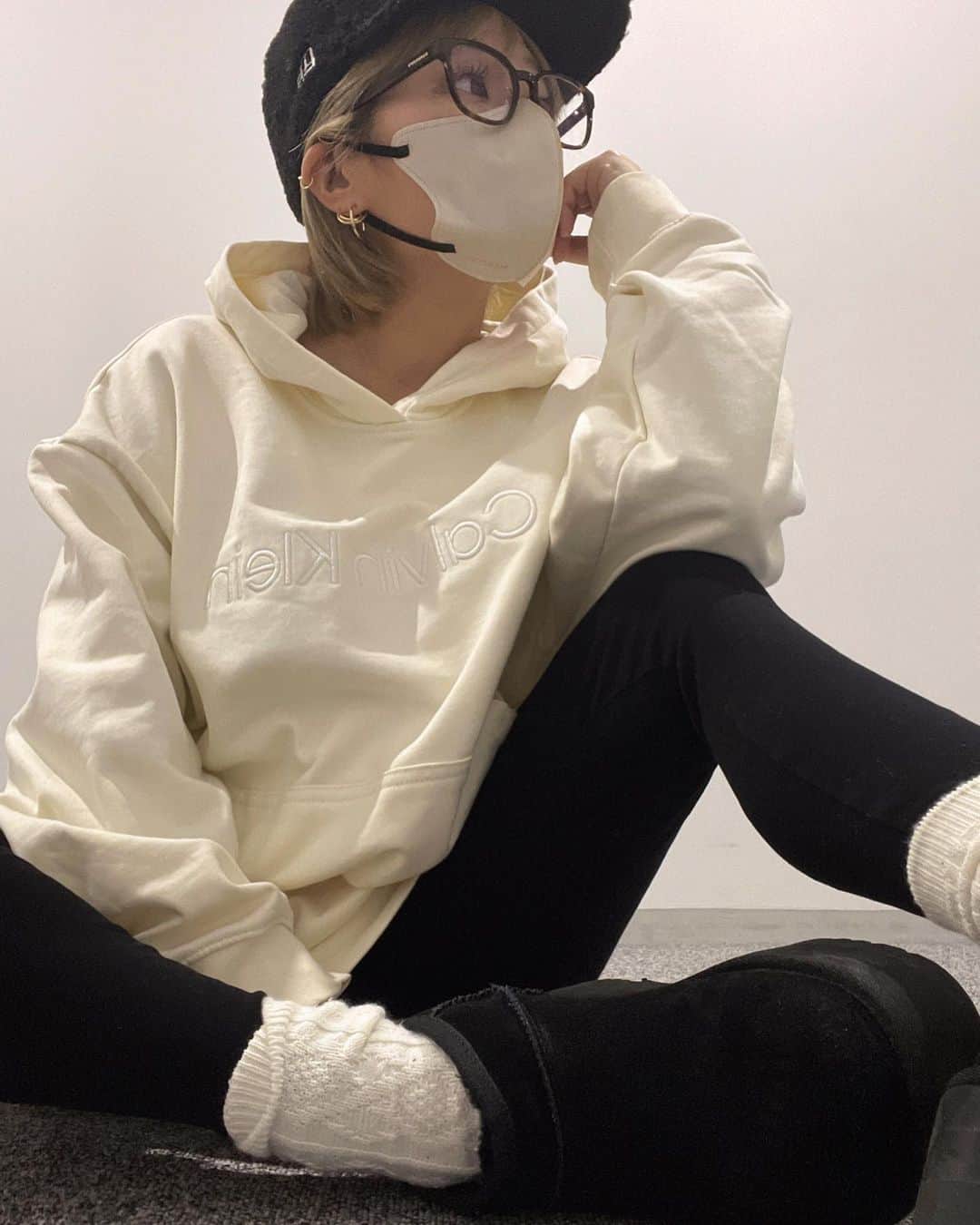 宮下美恵のインスタグラム：「どすっぴんday🧢🥸  忙し過ぎる日はどすっぴんで一日中過ごしております😅  そんな時こそ、カジュアルな服は絶対ですが、 さりげなく良い物を身につければ、 適当感も無くしてくれたり♡  こちらのカルバンクラインのパーカー mie'sselectの新作です♡  2月1日0時から‼︎ webでも販売します♡  今回のこちらはカルバンクライン正規品となります。 価格18590円  在庫がかなりかなりかなり少ない商品の為💦 ご希望の方はお早めに♡  color ホワイト、チャコールグレー  size S.M  私が着用のオフホワイトのロゴが同色のタイプは珍しいデザインで、大人っぽく、人とかぶりにくい物なので、  個人的にはオススメcolorです🤍  着丈も長めで身幅も広く、 全体的にオーバーサイズの為、 ワンサイズ以上大きめなデザインです。  Mは、メンズのＬ相当の着丈で、身幅も大きめなので、お腹が出てしまった方でも着用可能です😂💙  画像着用サイズはMサイズです。 色々と着回しをしたい方は、女性はSがオススメです♡  ※2月1日より、15000円以上お買い求め頂いた方、送料無料となります。」