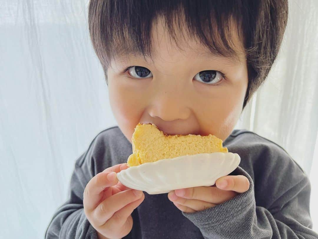 214krnさんのインスタグラム写真 - (214krnInstagram)「お菓子作りハマり中🍪  外は寒いし公園も長時間は無理やし 週末みんなでケーキ作り🍰  最近は2人ともお昼寝してくれへんから ぶっ通しで遊び続けて19時過ぎには就寝。 お昼寝してほしい、、  #かわいすぎる #赤ちゃん #三兄弟 #2歳差育児  #男の子ママ  #baby  #ママと繋がりたい  #新生児  #ベビフル  #ベビスタグラム  #生後1ヶ月  #2歳 #4歳 #子育て #子育てあるある  #子育てママ #ポートレート #ママカメラ  #ママカメラマンと繋がりたい  #ママリ #3ヶ月 #親子 #食育 #お菓子作り」1月29日 22時20分 - 214krn