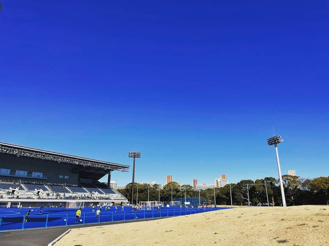 鬼木祐輔さんのインスタグラム写真 - (鬼木祐輔Instagram)「「それ出来るようになりたい」は出来るようにしてあげたいし、 「サッカー、めっちゃおもろいじゃん」って気づいちゃったら『もっと面白いことあるよ』っていう景色見せてあげたいので、もっと頑張ります。  #ノリシロヅクリ #シャペウな人 #いろいろあって久々の現場 #なのに久々の4部練 #喉がカスカスです #超頑張りましょう #絶望を希望に」1月29日 22時22分 - norishirodukuri