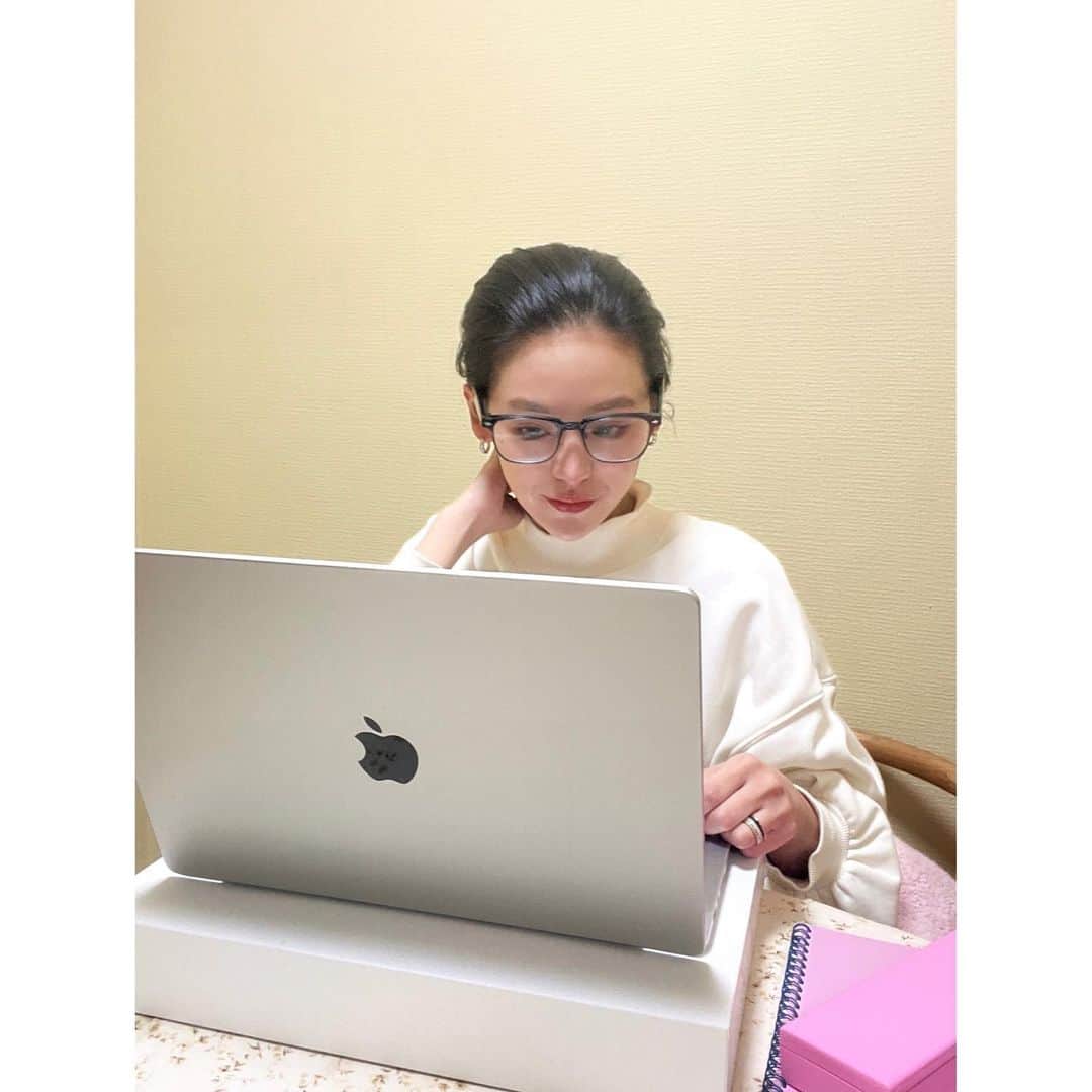 立花陽香さんのインスタグラム写真 - (立花陽香Instagram)「音が聴こえる👂🏻不思議なメガネ🥸 新型のパソコンは、スピーカー並みに音が良い。次から次へと🍎🍎🍎便利なものが沢山でてくる面白い時代。  #huaweieyewear #macbookpro」1月29日 22時23分 - haruka_4