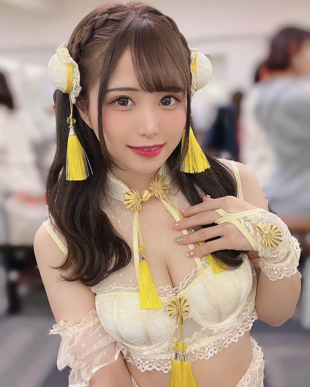 のインスタグラム：「1年越しの衣装💛 金運上がりそう🎶笑  #gravure #gravureidol #偶像 #偶像练习生  #グラビア #グラドル #インスタグラビア  #巨乳 #童顔 #ロリ #グラビアアイドル  #アイドル #コスプレイヤー#コスプレ #水着 #ビキニ #セクシー #かわいい　　 #bikinimodel  #bikinigirl  #くびれ  #japaneseidol #sexydress  #sexystyle #bikini #japanesegirl  #asianbabygirl #asianbeauty #asiangirls  #selfie」