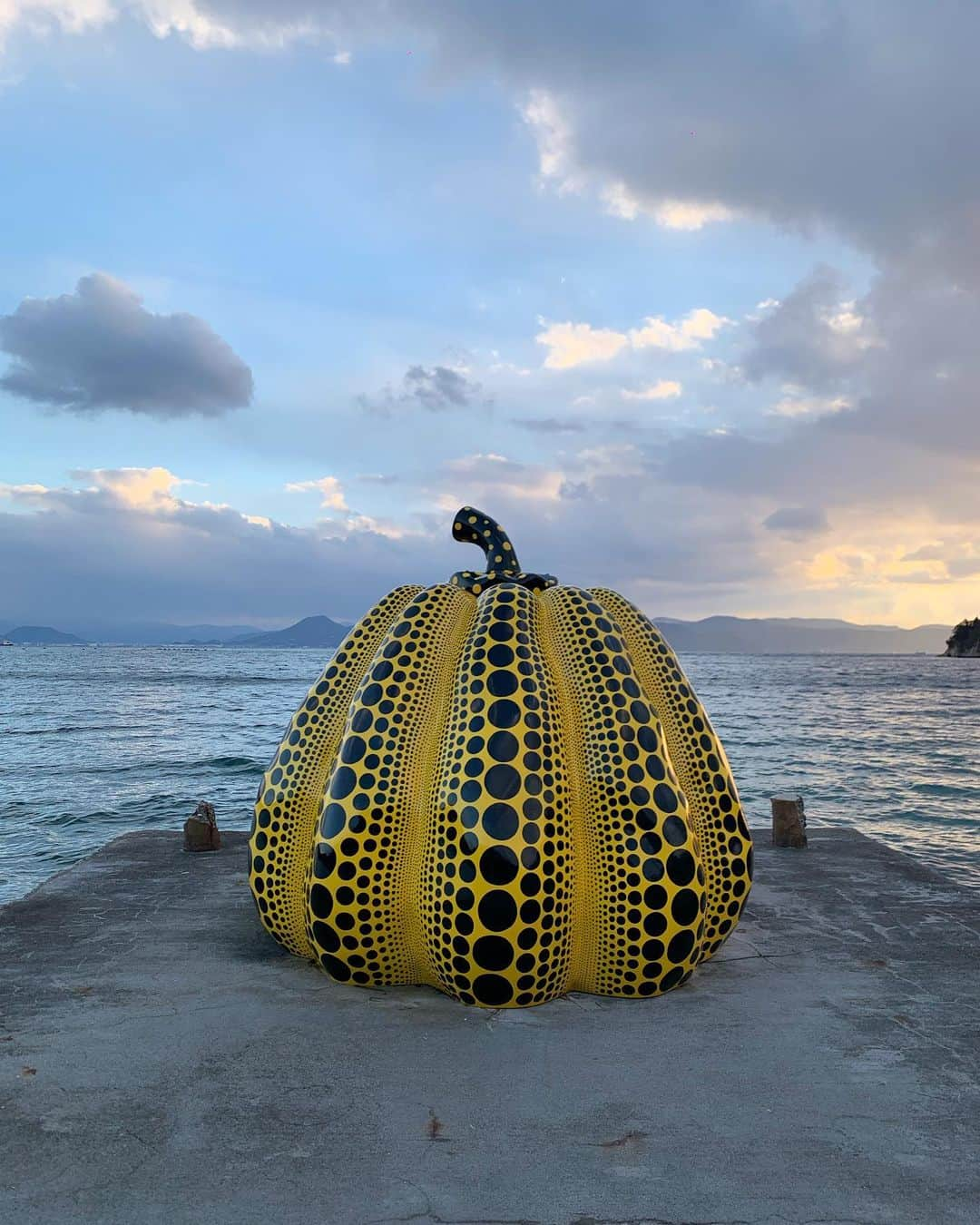 森川侑美さんのインスタグラム写真 - (森川侑美Instagram)「念願の直島🍊 ずっと来たい場所として温めていた ところのひとつ⚓️  黄色い南瓜のある桟橋界隈は かなりの極寒デシタ🥶🥶(泣き顔)  他にも載せたい写真がいっぱいあって 選びきれないので取り急ぎの 南瓜投稿を。。  爆笑日帰りトリップ⛴ ありがとう👩🏻‍🤝‍👩🏼👩🏼‍🤝‍👩🏻  #直島#黄色の南瓜#草間彌生 #日帰り旅行#女子旅#冬旅#雪#海 #naoshima#yayoikusama」1月29日 22時32分 - yumi.morikawa322