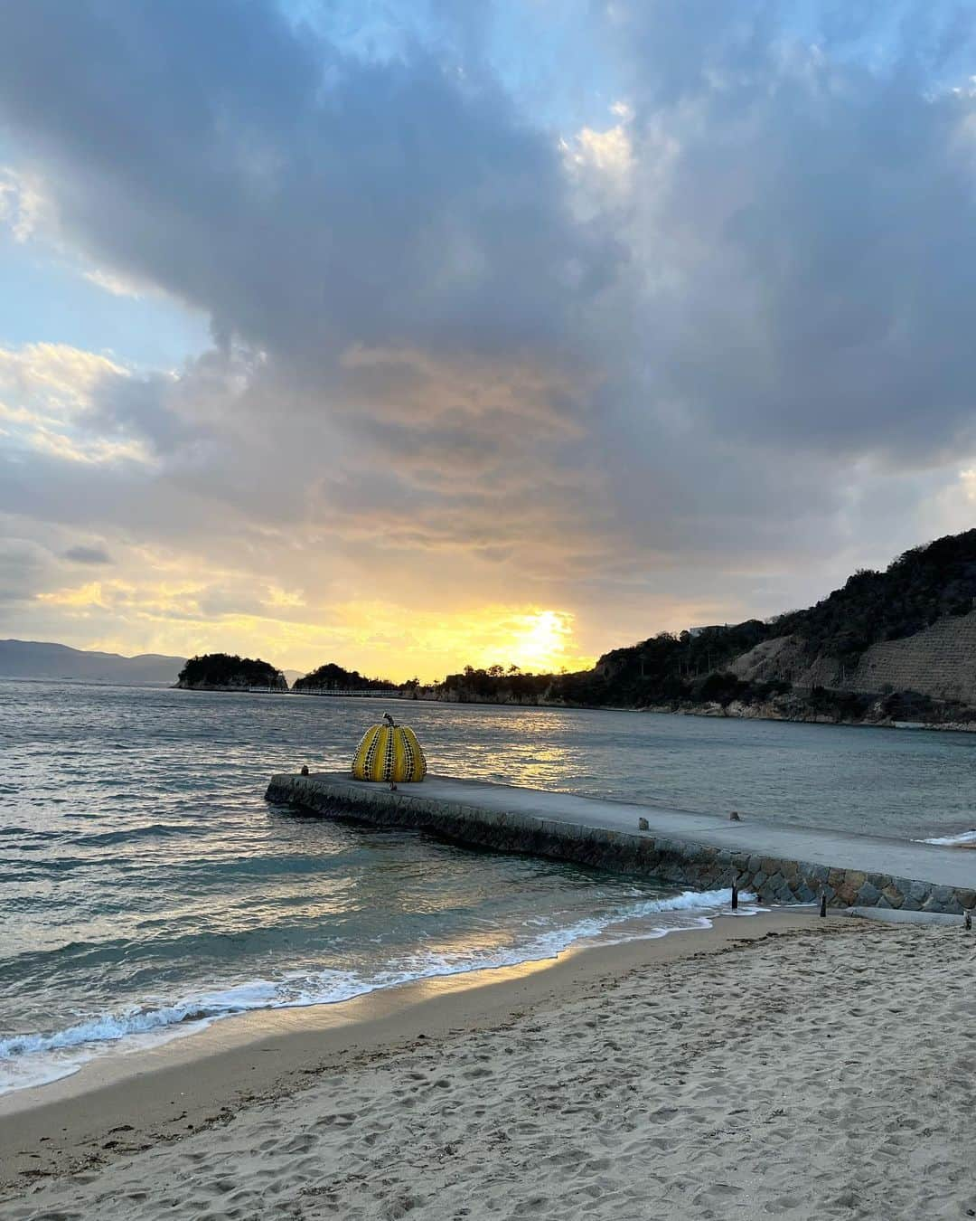 森川侑美さんのインスタグラム写真 - (森川侑美Instagram)「念願の直島🍊 ずっと来たい場所として温めていた ところのひとつ⚓️  黄色い南瓜のある桟橋界隈は かなりの極寒デシタ🥶🥶(泣き顔)  他にも載せたい写真がいっぱいあって 選びきれないので取り急ぎの 南瓜投稿を。。  爆笑日帰りトリップ⛴ ありがとう👩🏻‍🤝‍👩🏼👩🏼‍🤝‍👩🏻  #直島#黄色の南瓜#草間彌生 #日帰り旅行#女子旅#冬旅#雪#海 #naoshima#yayoikusama」1月29日 22時32分 - yumi.morikawa322