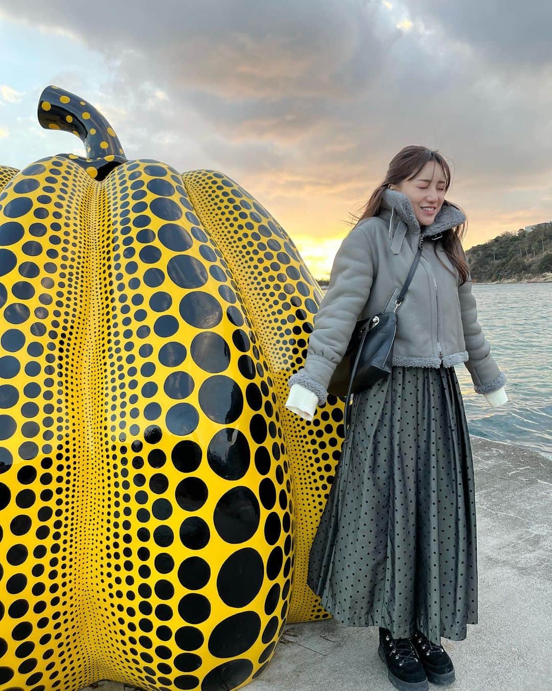 森川侑美のインスタグラム：「念願の直島🍊 ずっと来たい場所として温めていた ところのひとつ⚓️  黄色い南瓜のある桟橋界隈は かなりの極寒デシタ🥶🥶(泣き顔)  他にも載せたい写真がいっぱいあって 選びきれないので取り急ぎの 南瓜投稿を。。  爆笑日帰りトリップ⛴ ありがとう👩🏻‍🤝‍👩🏼👩🏼‍🤝‍👩🏻  #直島#黄色の南瓜#草間彌生 #日帰り旅行#女子旅#冬旅#雪#海 #naoshima#yayoikusama」