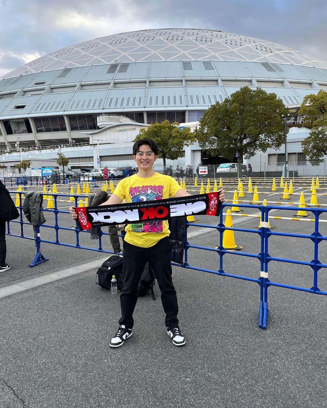 北條瑛祐のインスタグラム：「🎤  ONE OK ROCKの3年ぶり日本ツアー。 名古屋2Daysとも参加できました！ 演出も音楽も充実の時間でした〜😊  写真撮ったらタオルが逆さだったりオシャレ女子の真似して後ろから撮ったらぎこちなくなったりしたけど楽しかった！！ 　 #ONEOKROCK #ワンオク #luxurydisease #eyeofthestorm」