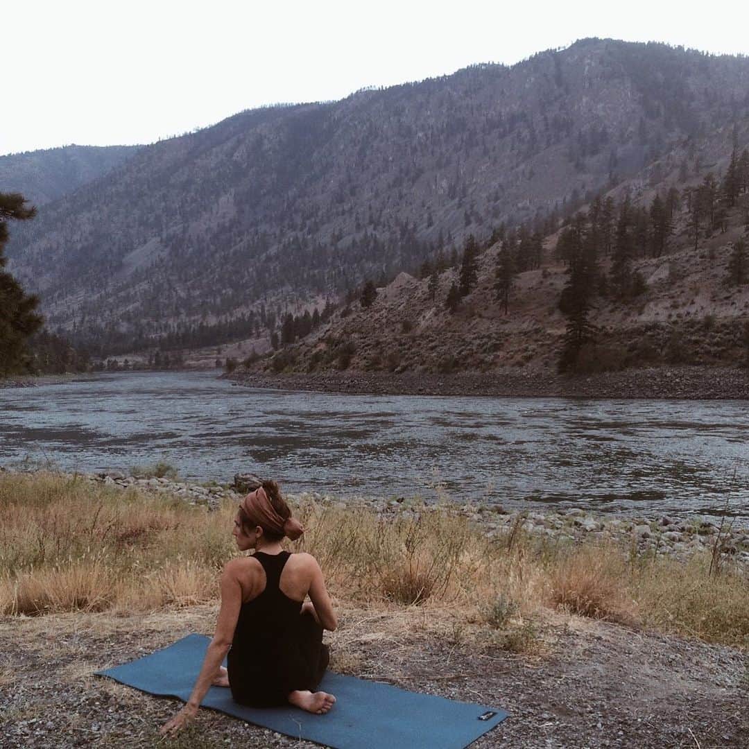 のインスタグラム：「Over the summer, my therapist told me that I am someone who takes my time. I laughed a little, thinking about how Ellen and I used to do entire Airstream renovations in less than six months—or how I went from writing a book proposal to getting a book deal in less than a year. But she wasn’t talking about my ambition or accomplishments.   I knew I wanted to write a memoir of my life on the road pretty much as soon as we got out there. I didn’t know much about memoir then, had read only a handful, but knew I had a story I wanted to tell. A story I thought might help other women and queers and anyone who needed more in their lives.  Yet it would take seven years before I began writing a draft in earnest—I took notes, wrote scenes here and there, kept a journal with sporadic entries. Mostly, I lived my life. Observed. Felt. Waited.   And as I waited, more life unfolded. The story became something bigger, wilder, darker—a story I could have never fathomed.   Sometimes I feel behind, but rarely anymore—I watch others write books and complete projects and everyone seems to be moving faster, accomplishing more, able to go at a pace that never suited me but I tried to keep up anyway—a pace that ultimately broke me.   In my first draft, my book begins right here on this river—on the very night this picture of me was taken, more than seven years ago.   Now I know. I was writing even then—even without putting a single word on the page. I was writing these last several months, even though my manuscript was tucked away, waiting for me to return and craft a first draft into a story to share with the world.   My therapist was right. When I am listening to myself, and not what the world demands, I take my time. I turn things over and over until I understand. I get low and sit with my body and breath. I cannot rush the writing of a life.」
