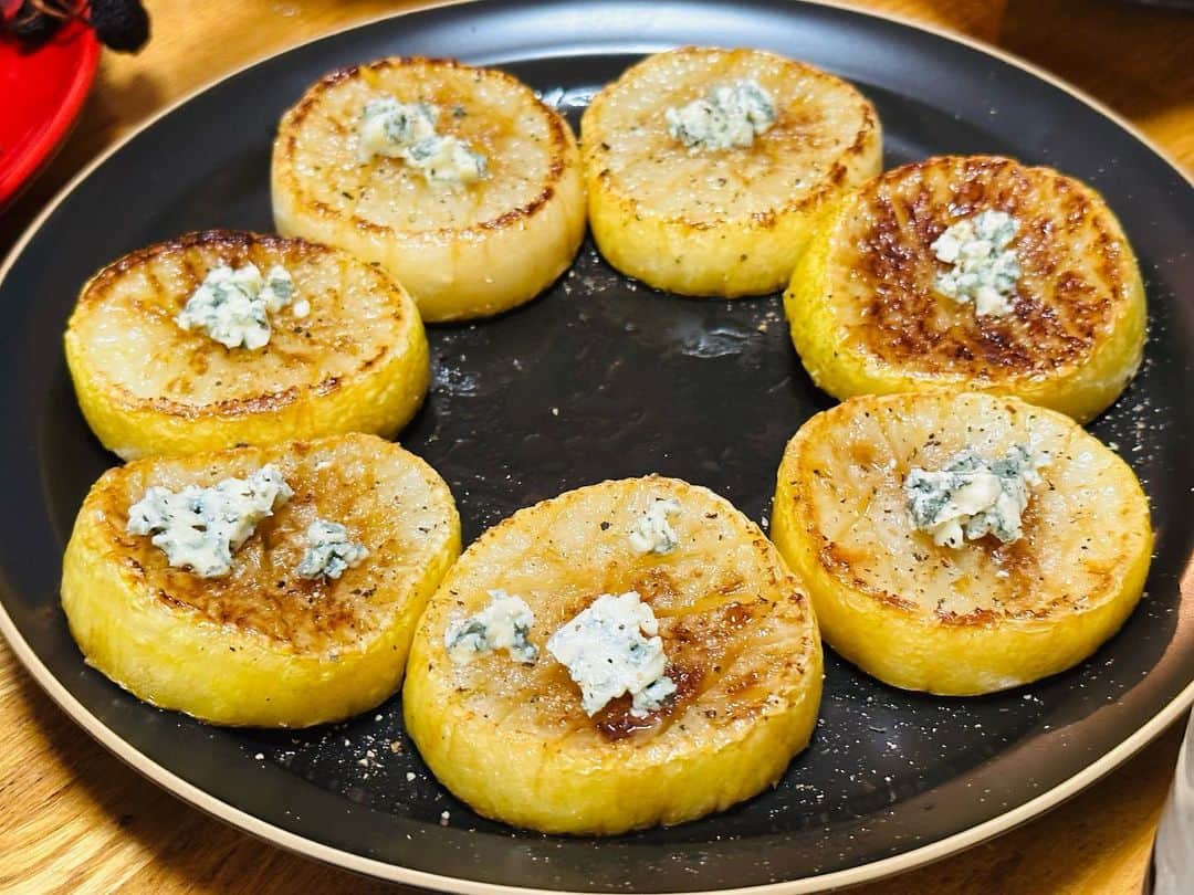 弓月ひろみのインスタグラム：「Those special meals for the New Year's party at my friend’s house yesterday. The cook was Satoko. I think she is the best cook among my friends.   My favorite was the radish(大根) steak with blue cheese! She made dried radish for that party.    They were all the best😍  #japanfood #japanfoodie #cooking  #cook #Japan #homeparty #sake」