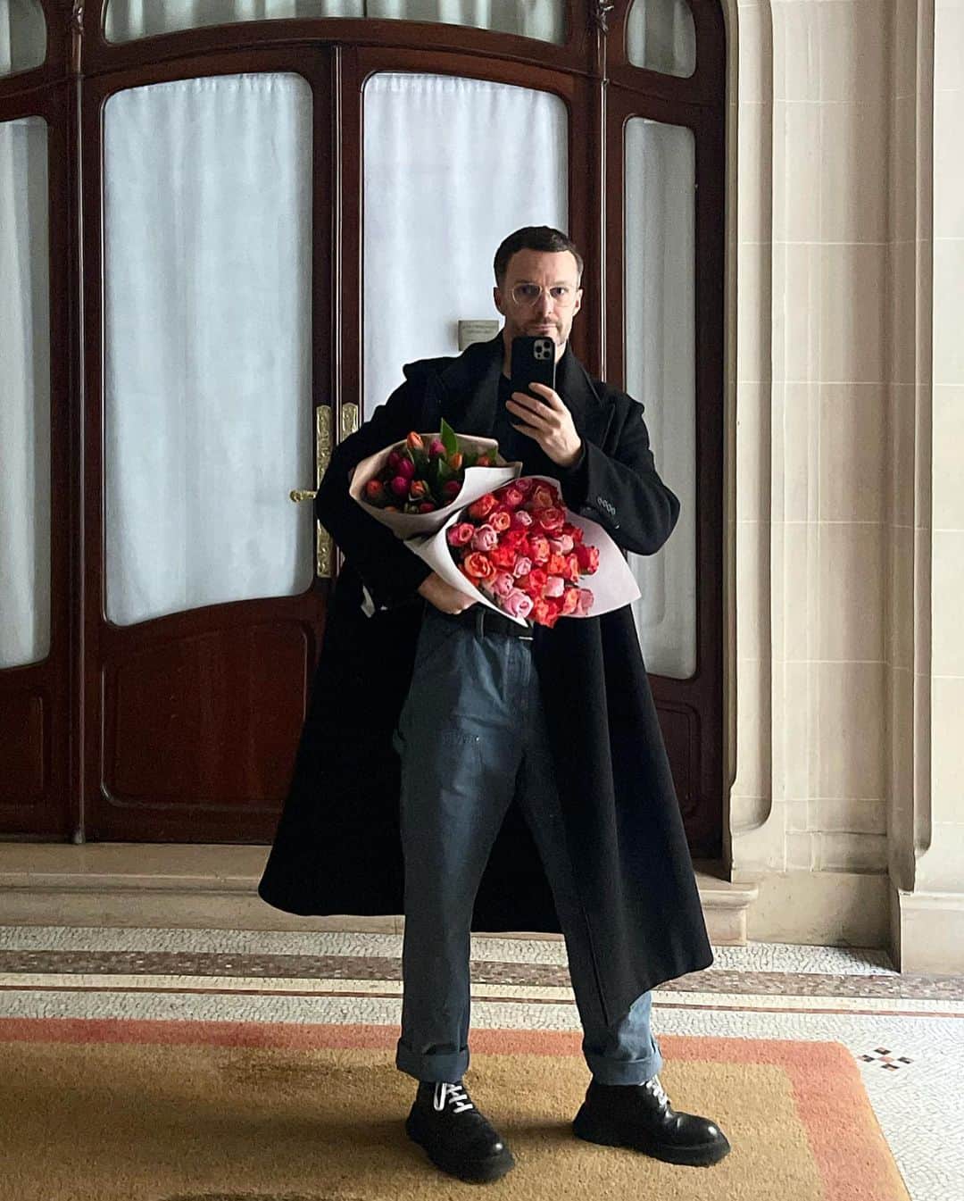 クリスヴァンアッシュのインスタグラム：「🌹🌷 #krisvanassche #kris_van_assche」